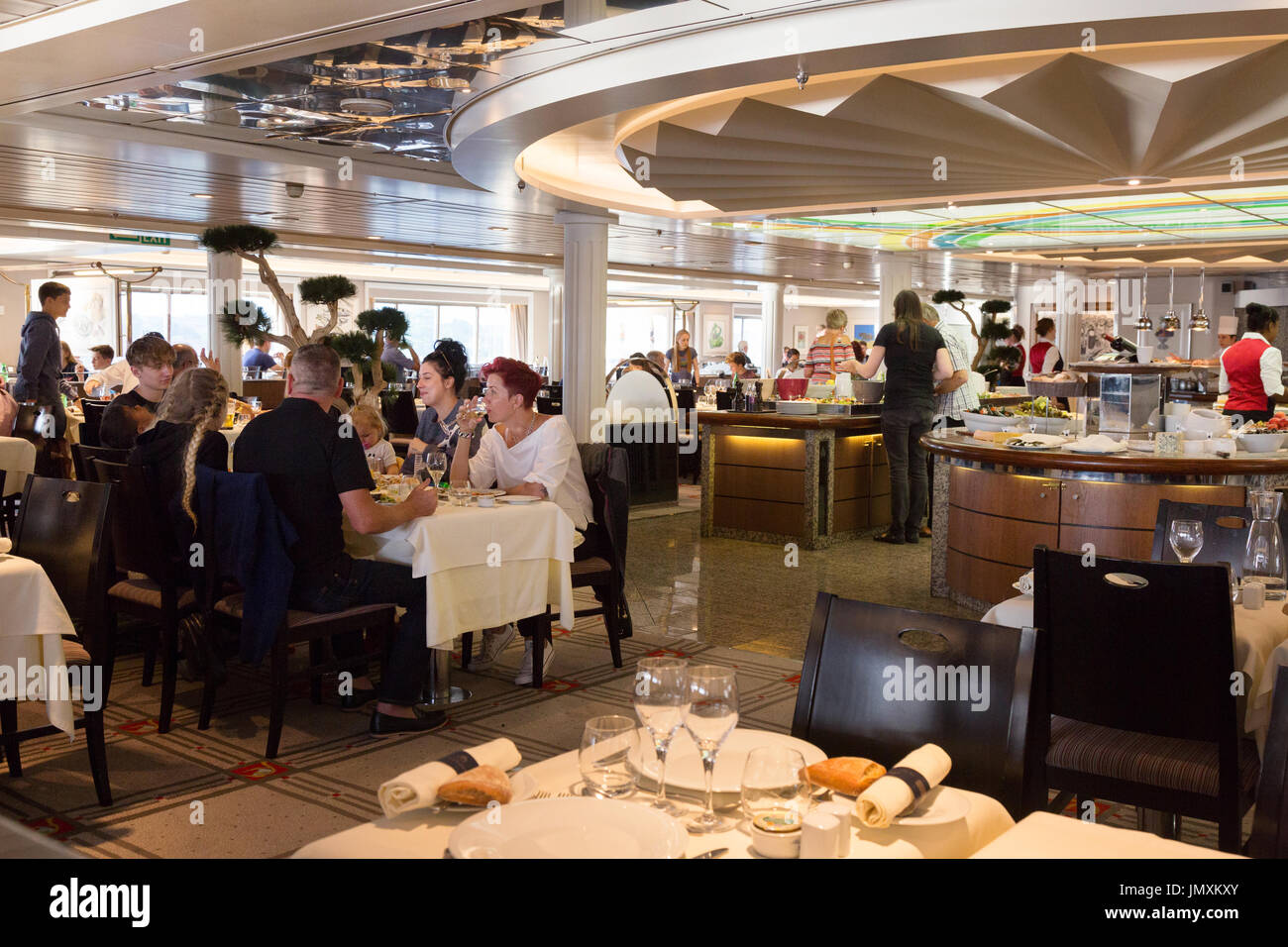 Brittany Ferries ; - les passagers de dîner dans le restaurant Les Abers à bord du ferry 'Bretagne Bretagne', tandis que la traversée de la mer Banque D'Images