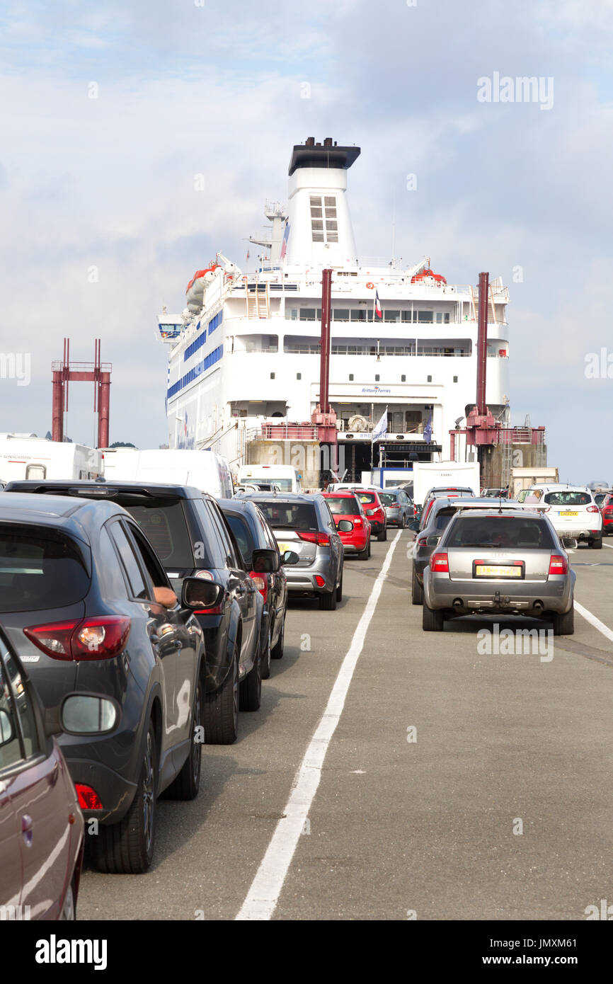 En attendant l'embarquement des voitures le car-ferry à St Malo ferry port, Saint-Malo, Bretagne France Banque D'Images