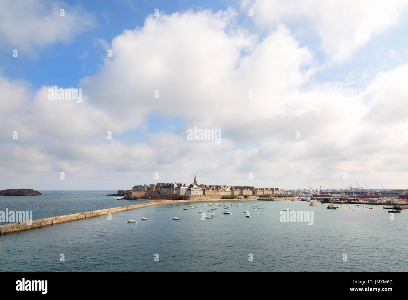 Le port de St Malo Bretagne France - vue depuis le ferry avec ciel bleu et nuages, en été Banque D'Images