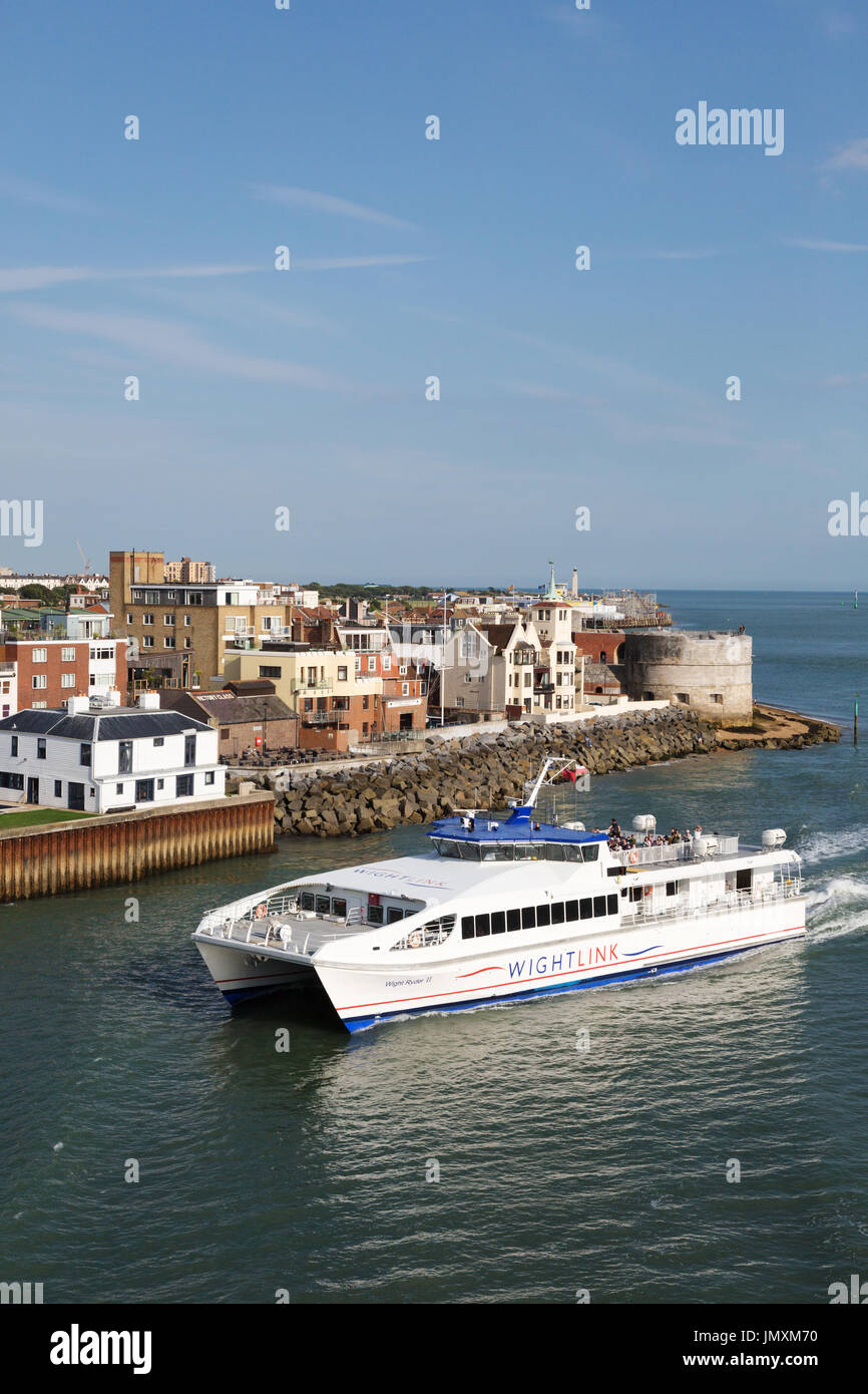 Le catamaran Wightlink entrant dans le port de Portsmouth, Portsmouth, Hampshire England UK Banque D'Images