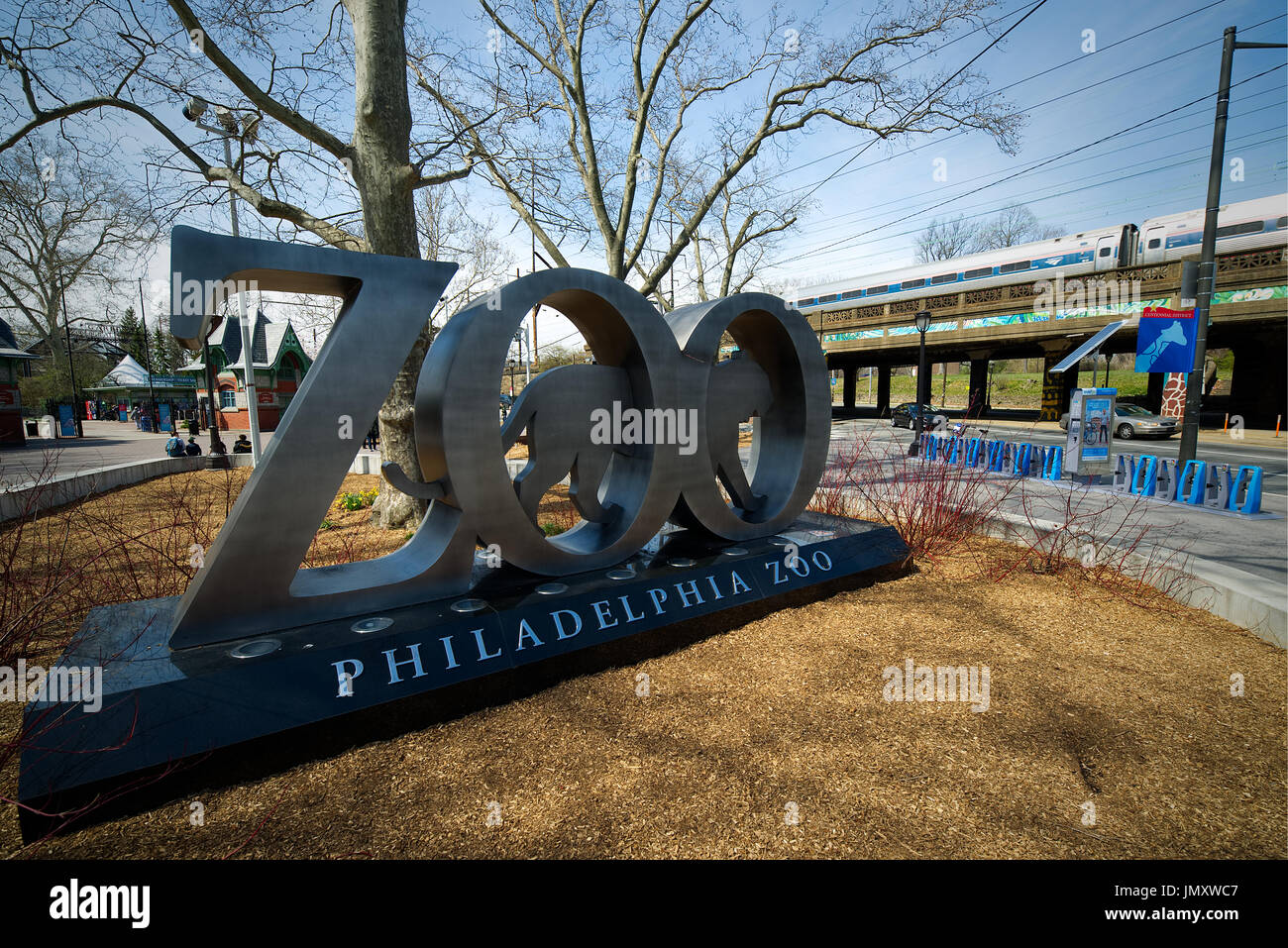 Vue sur le panneau à l'entrée accueillant avec les clients au premier d'Amérique du Zoo, à Philadelphie, Pennsylvanie. Le Zoo de Philadelphie, l'une des ville les popula Banque D'Images