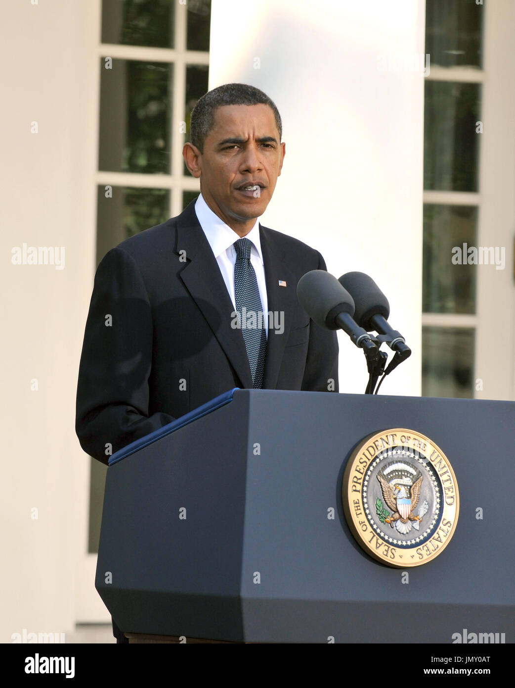 Washington, D.C. - 9 octobre 2009 -- Le président des États-Unis Barack Obama prononce une brève allocution sur son être attribué le Prix Nobel pour la paix dans la roseraie de la Maison Blanche à Washington, DC le vendredi 9 octobre 2009..Credit : Ron Sachs / CNPWashington, D.C. - 9 octobre 2009 -- Le président des États-Unis Barack Obama prononce une brève allocution sur son être attribué le Prix Nobel pour la paix dans la roseraie de la Maison Blanche à Washington, DC le vendredi 9 octobre 2009..Credit : Ron Sachs / CNP.(RESTRICTION : NO New York ou le New Jersey Journaux ou journaux dans un rayon de 75 km de nouveau Banque D'Images