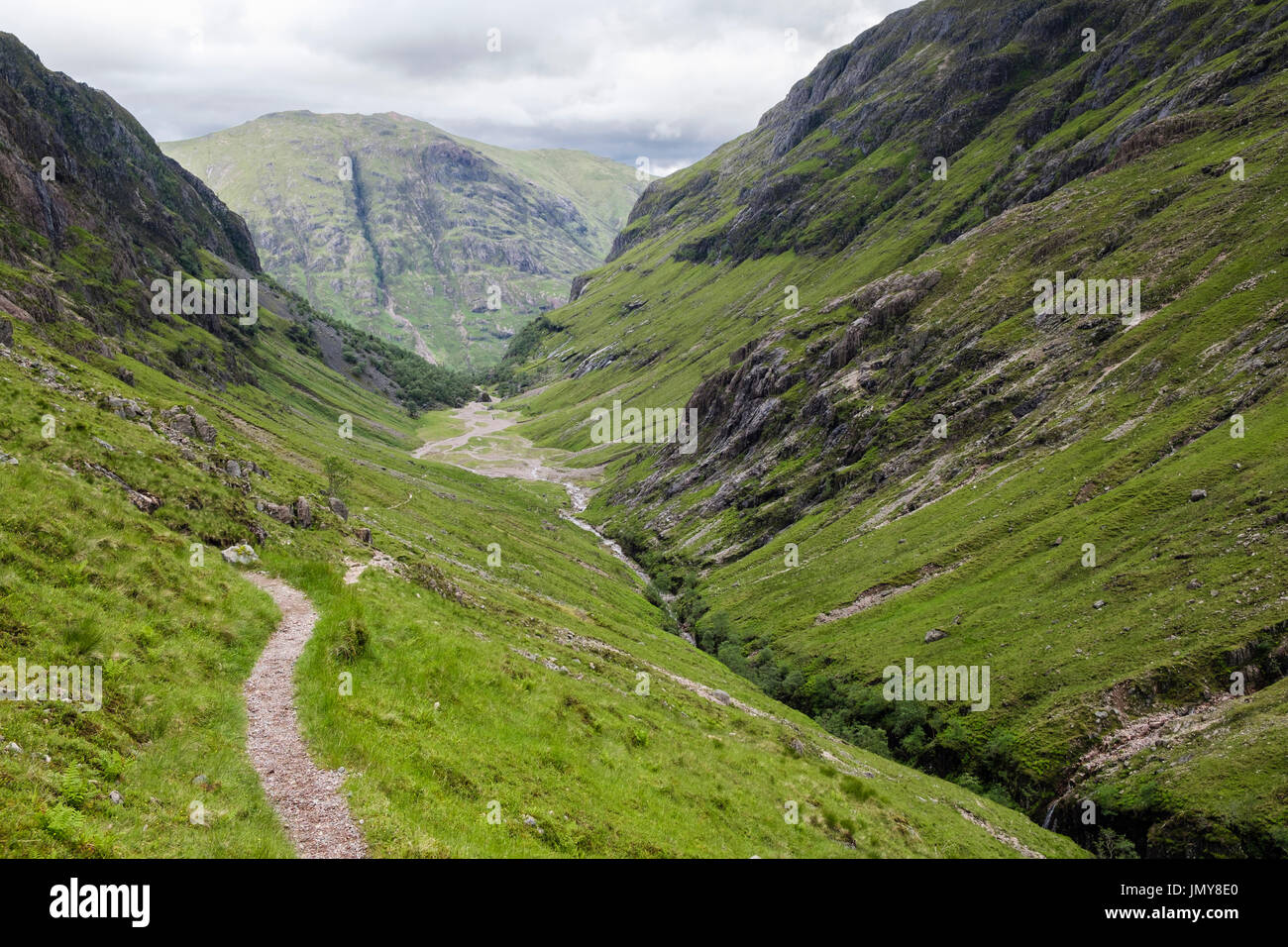 Vue vers le bas le caché ou Vallée Perdue (Coire Gabhail) avec le chemin du col de Glen Coe. Glencoe, Lachabar, Inverness-shire, Highland, Scotland, UK, Grande-Bretagne Banque D'Images