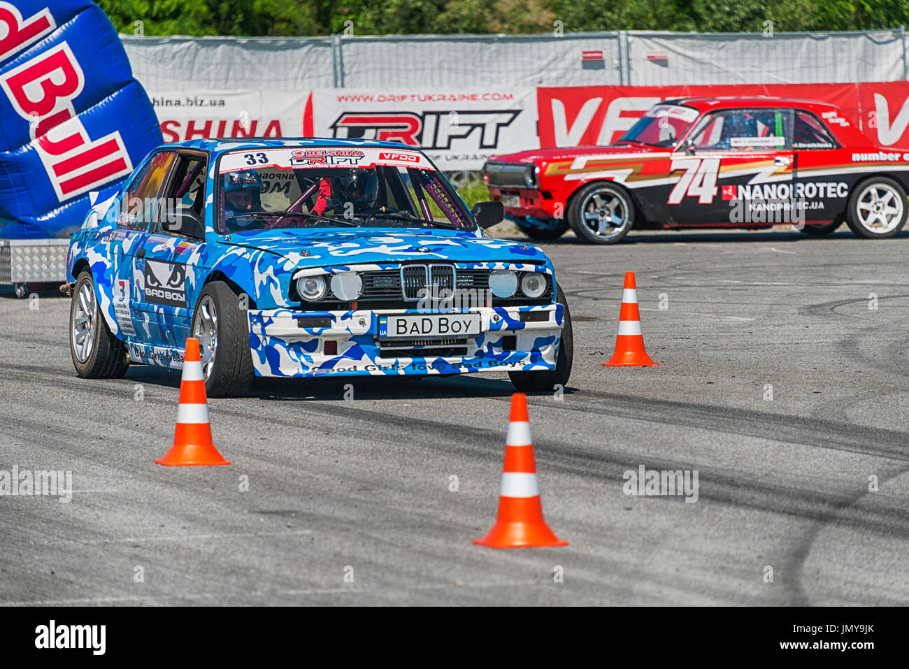 Lviv, Ukraine - 10 juin 2017 : pas de riders sur les voitures BMW MARQUE ET GAZ-24 Volga surmonte la piste dans le championnat de Lukraine dérive dans Lv Banque D'Images
