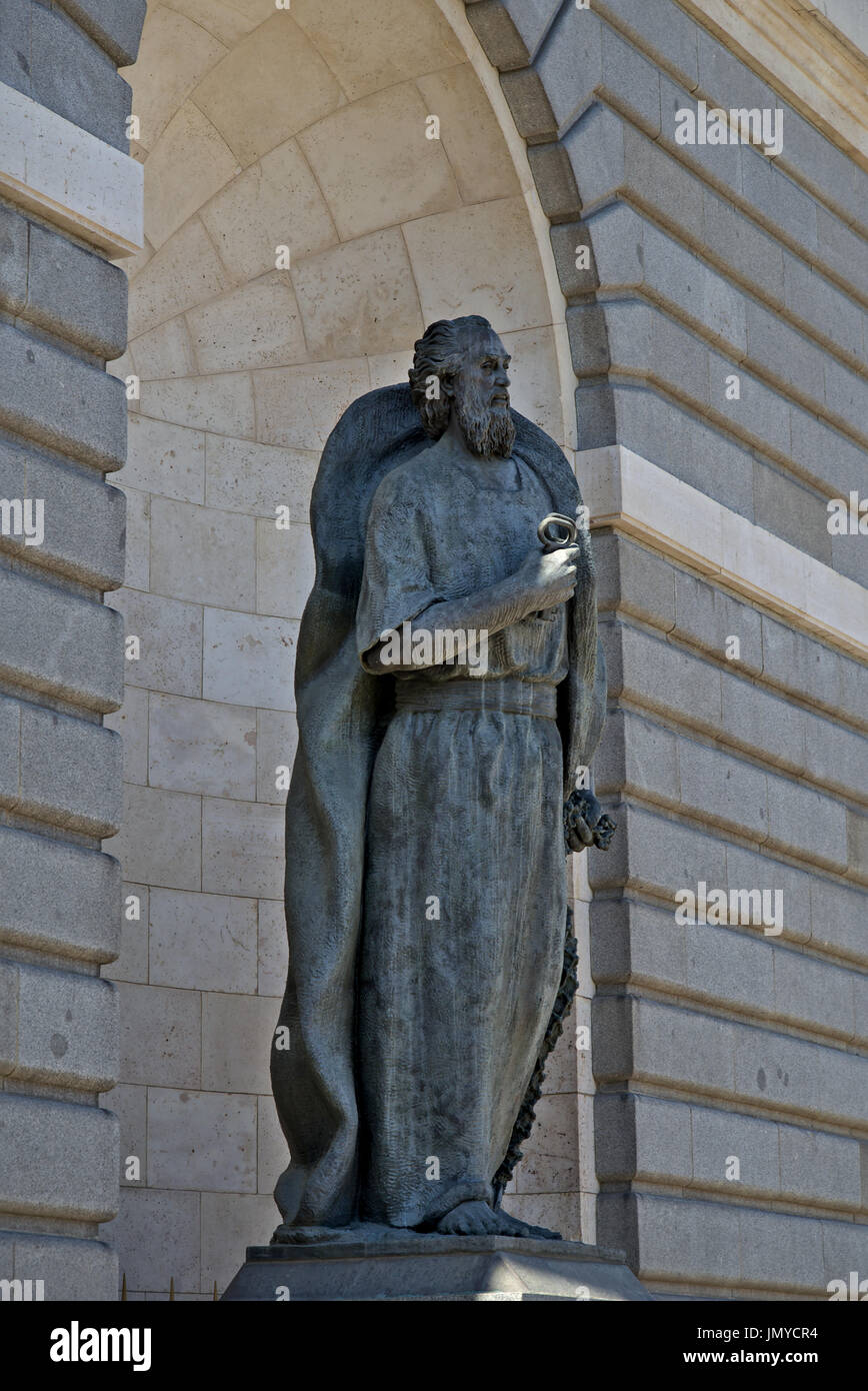 Touches holding bronze statue de Saint Pierre, placé à côté de la façade principale de la cathédrale de la Almudena, la cathédrale principale de Madrid, Espagne. Banque D'Images