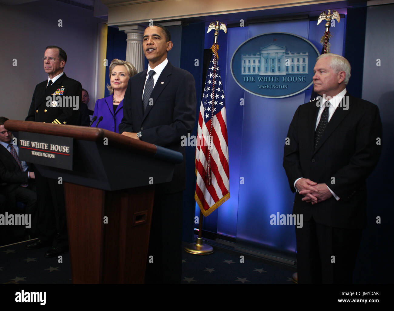 Le président des États-Unis Barack Obama mémoires les médias le vendredi 26 mars 2010 à la suite de sa conversation téléphonique avec le président Dmitri Medvedev de la Russie au cours de laquelle les deux dirigeants ont convenu de signer le nouveau Traité START' à Prague, République tchèque le 8 avril 2010. Rejoindre le président à la Maison Blanche Brady salle des conférences de presse sont la secrétaire d'Etat américaine Hillary Rodham Clinton, Président de l'état-major des armées l'Amiral Mike Mullen (extrême gauche), et le secrétaire américain à la Défense Robert Gates..Crédit : Martin H. Simon - Piscine via CNP Banque D'Images