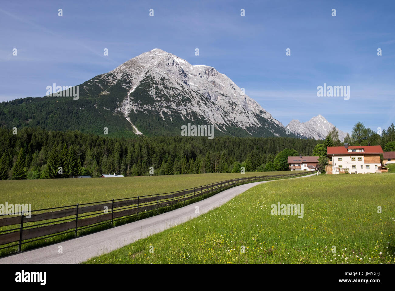 Guesthouse, alpages et pic de montagne dans la vallée de Klamm, Gaistal, Leutasch, Tyrol, Autriche Banque D'Images