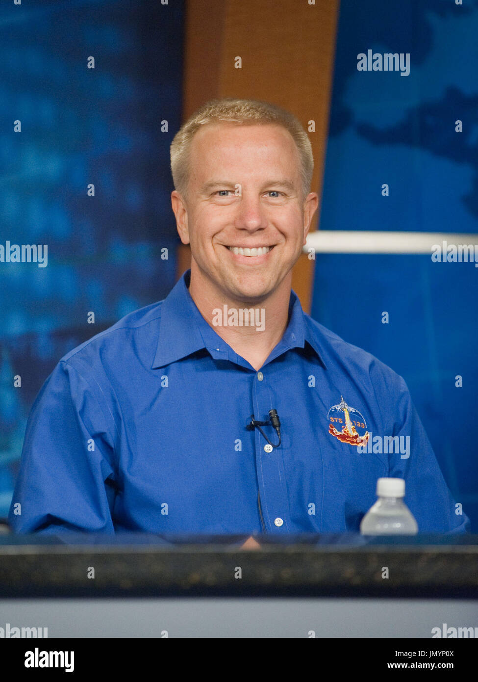 National Aeronautics and Space Administration (NASA) L'astronaute Tim Kopra, spécialiste de mission STS-133, répond à une question d'un journaliste lors d'une conférence de presse pré-STS-133 au Centre spatial Johnson de la NASA à Houston, Texas, le jeudi 21 octobre, 2010. STS-133, à bord de la navette spatiale Discovery, le lancement est prévu pour le lundi, Novembre 1, 2010 at 4:40 p.m. EDT..Crédit obligatoire : James Blair / NASA via CNP. Banque D'Images
