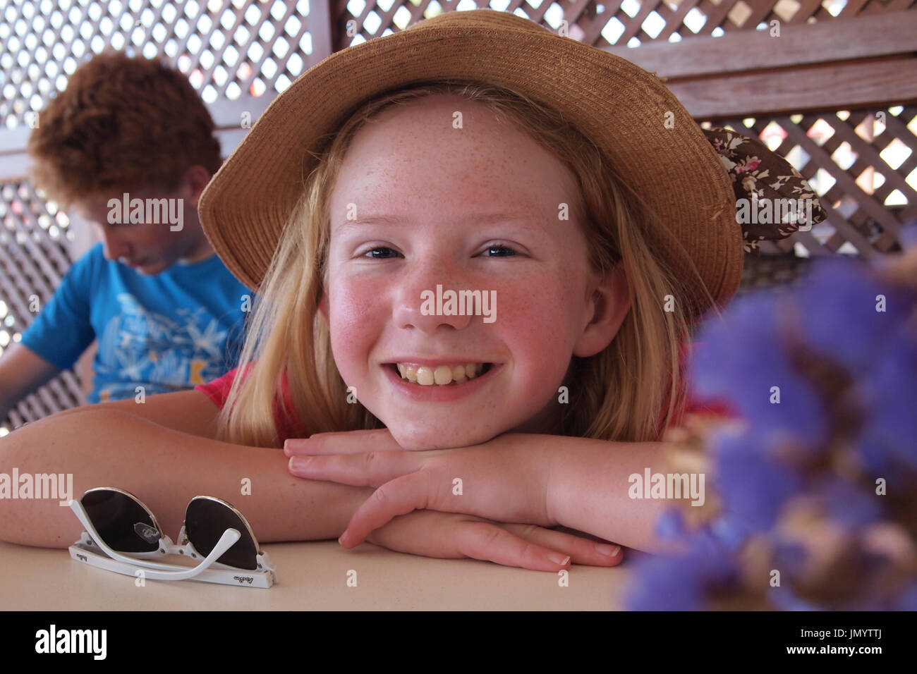 12 ans strawberry blonde girl relaxing dans un café en vacances, Minorque, île de la Méditerranée. Banque D'Images