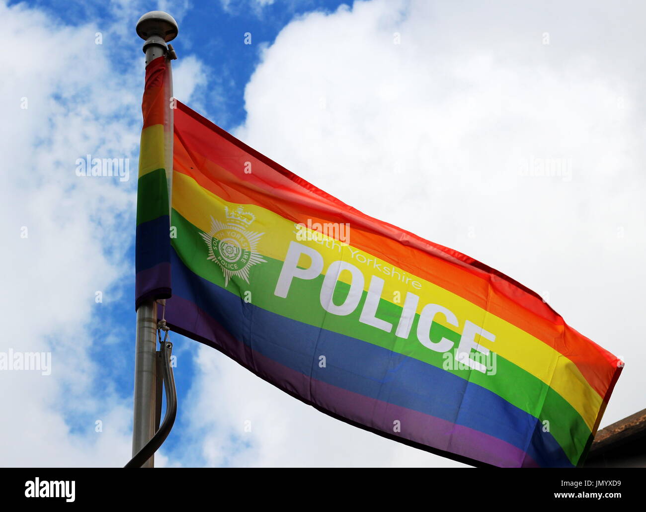 Drapeau arc-en-ciel voler à l'extérieur d'un poste de police pour le mois de la fierté, 50 ans après la décriminalisation de l'homosexualité au Royaume-Uni Banque D'Images