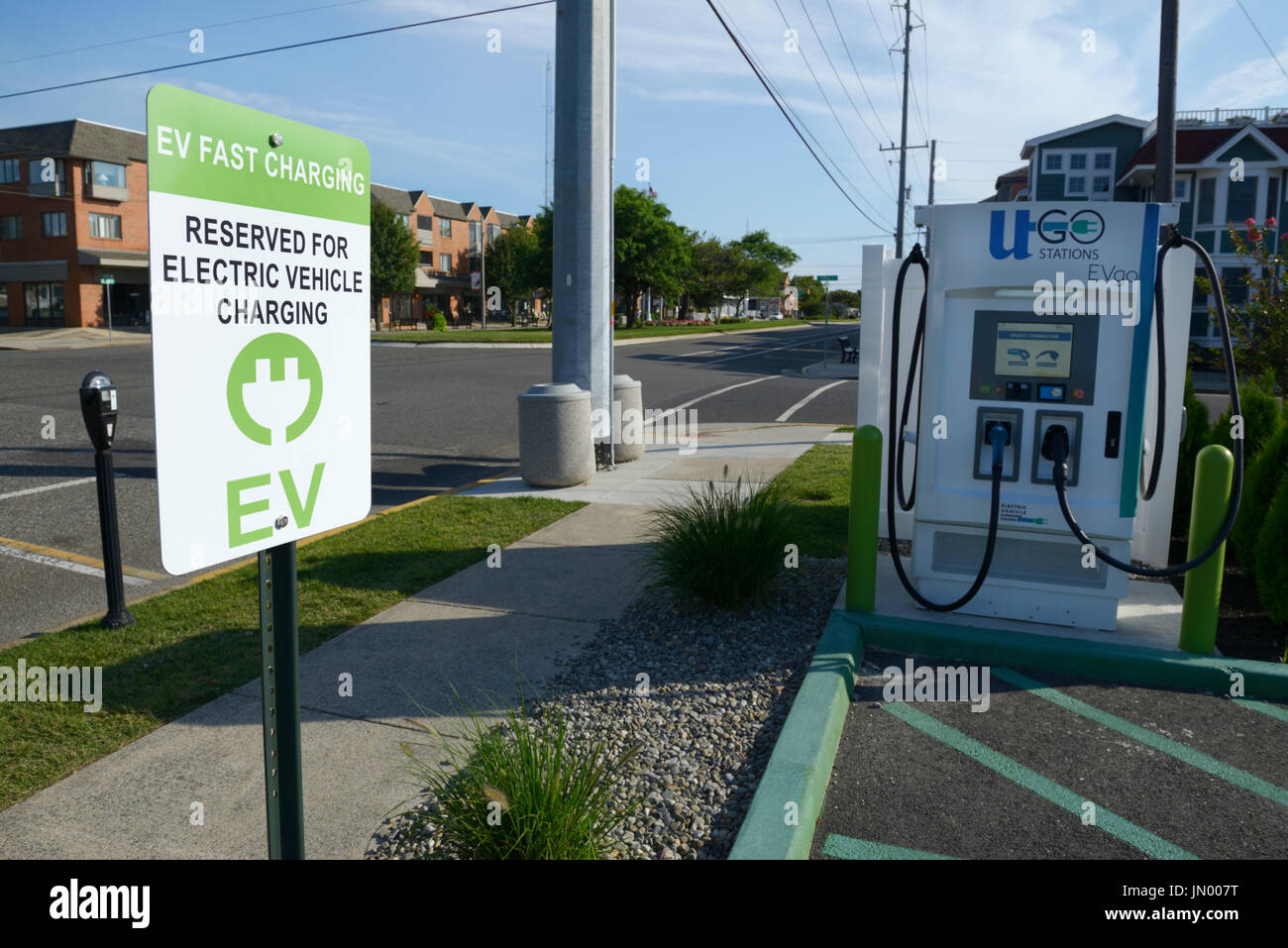 Voiture électrique point de recharge EV et des espaces de stationnement, Stone Harbor, New Jersey Banque D'Images
