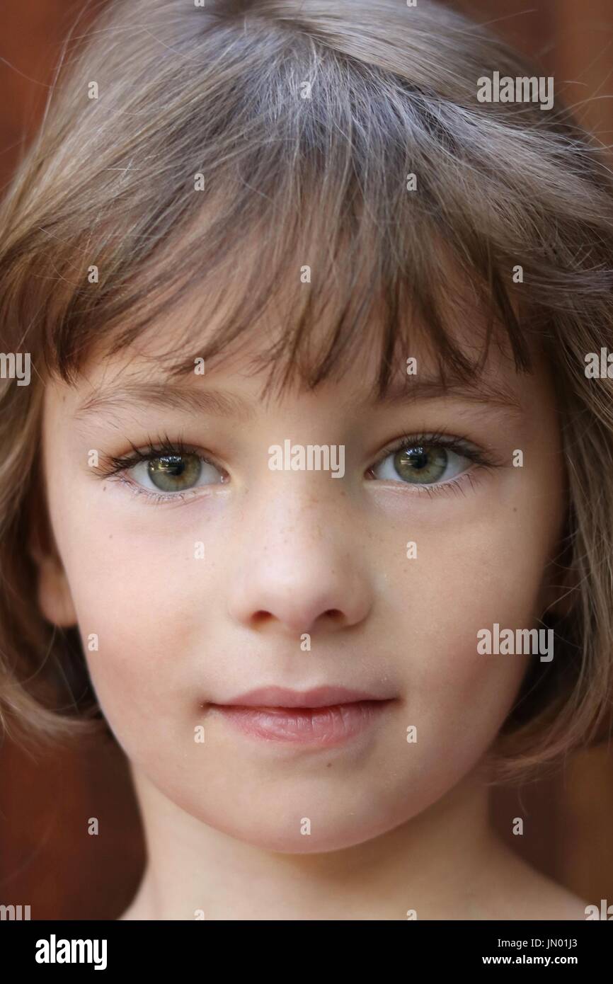 Portrait d'une jeune fille brune aux yeux vert Banque D'Images