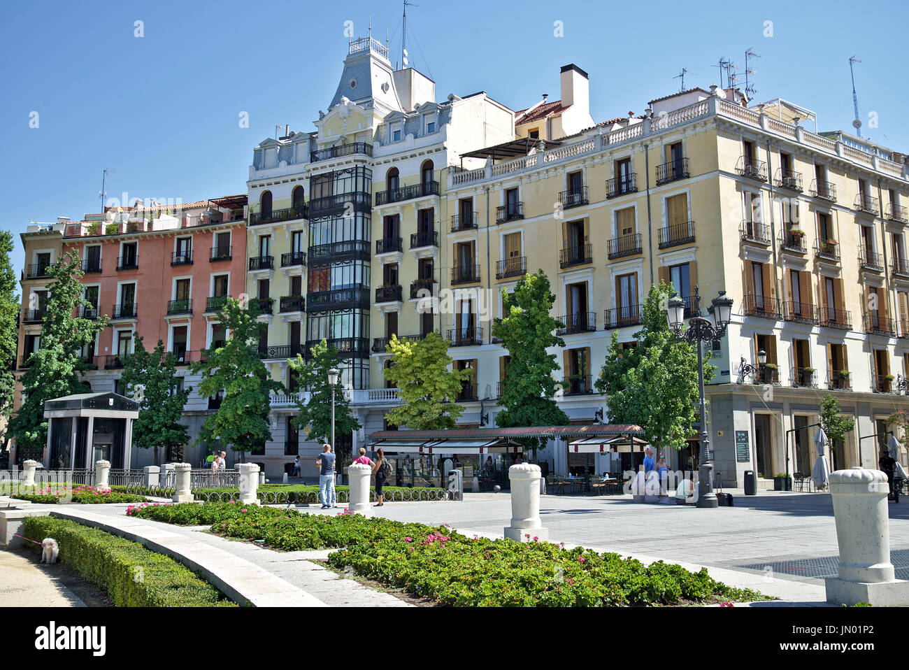Ensemble de bâtiments qui font face à des 'Palacio Real (Palais Royal), aux façades de couleurs différentes, à Madrid, Espagne. Banque D'Images