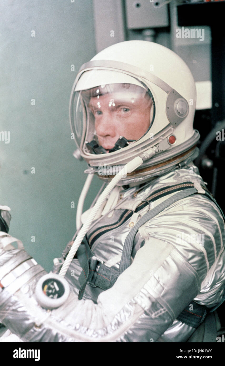 L'astronaute John H. Glenn Jr. met sa combinaison pressurisée de mercure d'argent en préparation du lancement. Le 20 février 1962, Glenn a décollé dans l'espace à bord de son Atlas de mercure (MA-6), et est devenu le premier Américain en orbite autour de la Terre. Une fois en orbite autour de la terre 3 fois, amitié 7 a atterri dans l'océan Atlantique, 4 heures, 55 minutes et 23 secondes plus tard, juste à l'Est de l'île de Grand Turk dans les Bahamas. Glenn et sa capsule ont été récupérés par le destroyer de la Marine, nda 21 minutes après splashdown. Credit : NASA via CNP Banque D'Images