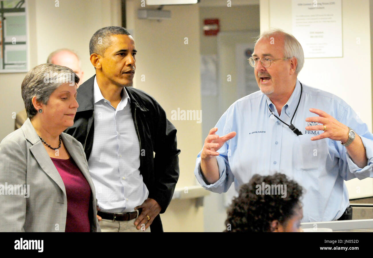 Le président des États-Unis Barack Obama visite le Centre de coordination de la réponse nationale (NRCC) au siège de la FEMA à Washington, D.C. le samedi, août 27, 2011 à surveiller la réponse du gouvernement fédéral aux dommages causés par l'ouragan Irene. De gauche à droite : le secrétaire américain de la Santé et des Services sociaux, Janet Napolitano ; le président Obama ; l'administrateur de la FEMA Craig Fugate..Credit : Ron Sachs / Piscine via CNP Banque D'Images