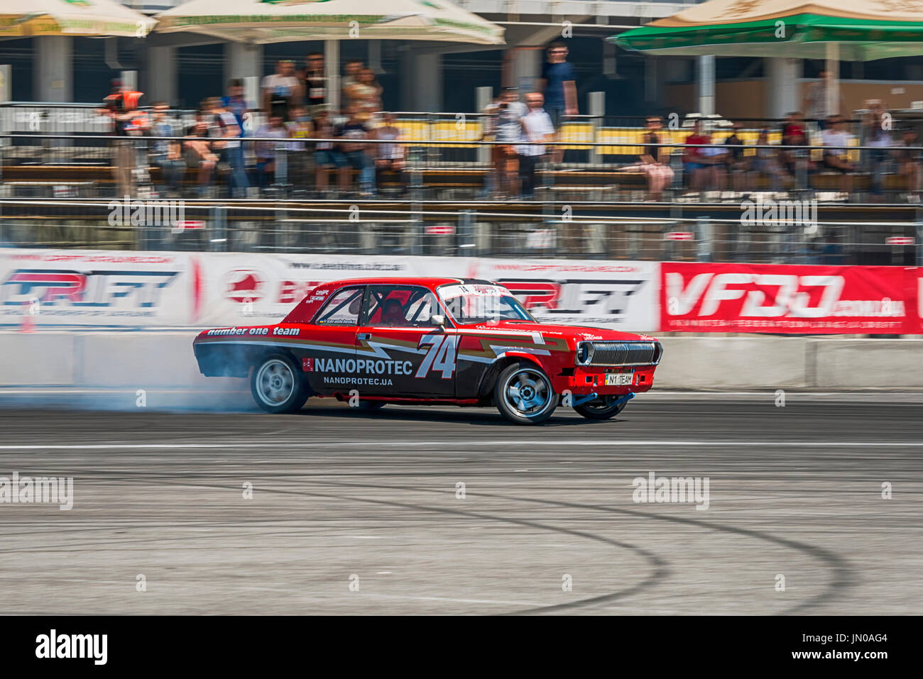 Lviv, Ukraine - 10 juin 2017 : Pas de cavalier sur la marque de voiture - GAZ 24 Volga surmonte la piste dans le championnat d'Ukraine à Lviv en dérive, Ukra Banque D'Images