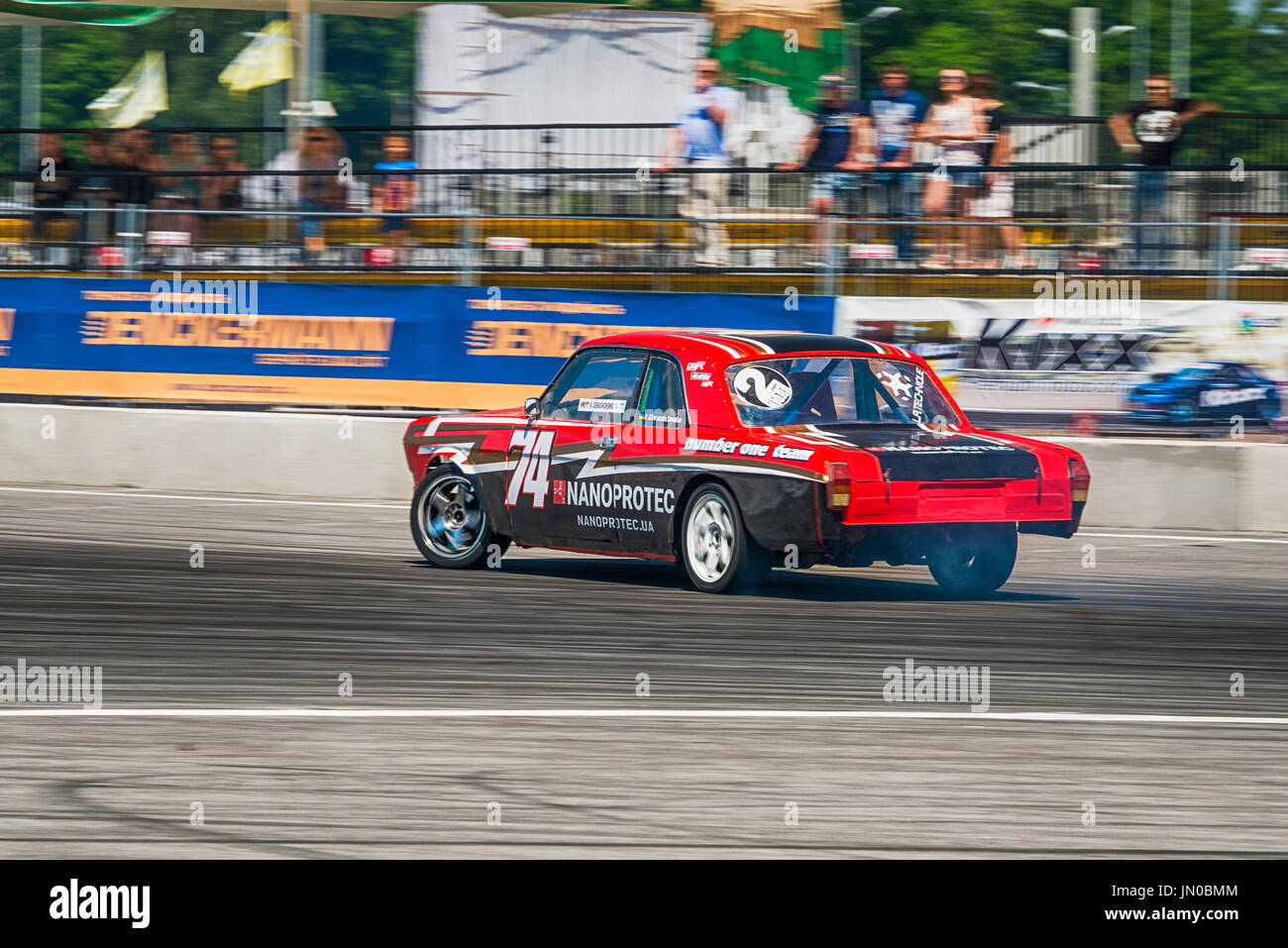 Lviv, Ukraine - 10 juin 2017 : Pas de cavalier sur la marque de voiture - GAZ 24 Volga surmonte la piste dans le championnat d'Ukraine à Lviv en dérive, Ukra Banque D'Images