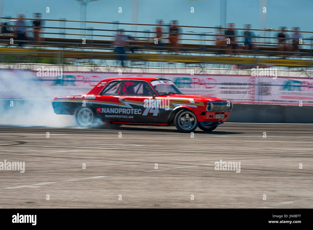 Lviv, Ukraine - 10 juin 2017 : Pas de cavalier sur la marque de voiture - GAZ 24 Volga surmonte la piste dans le championnat d'Ukraine à Lviv en dérive, Ukra Banque D'Images