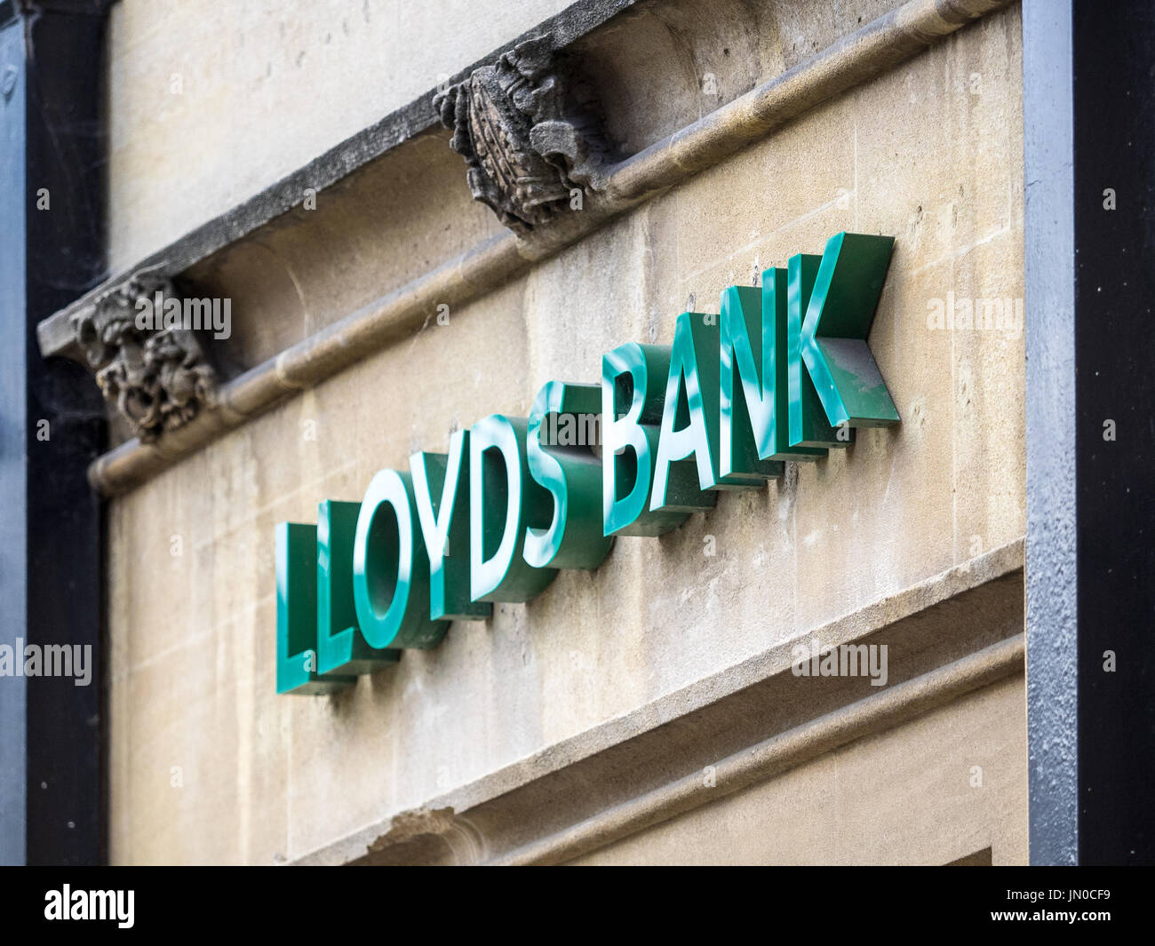 Nouveau style de la Lloyds Bank Branch signe sur une branche dans le centre de Cambridge UK Banque D'Images