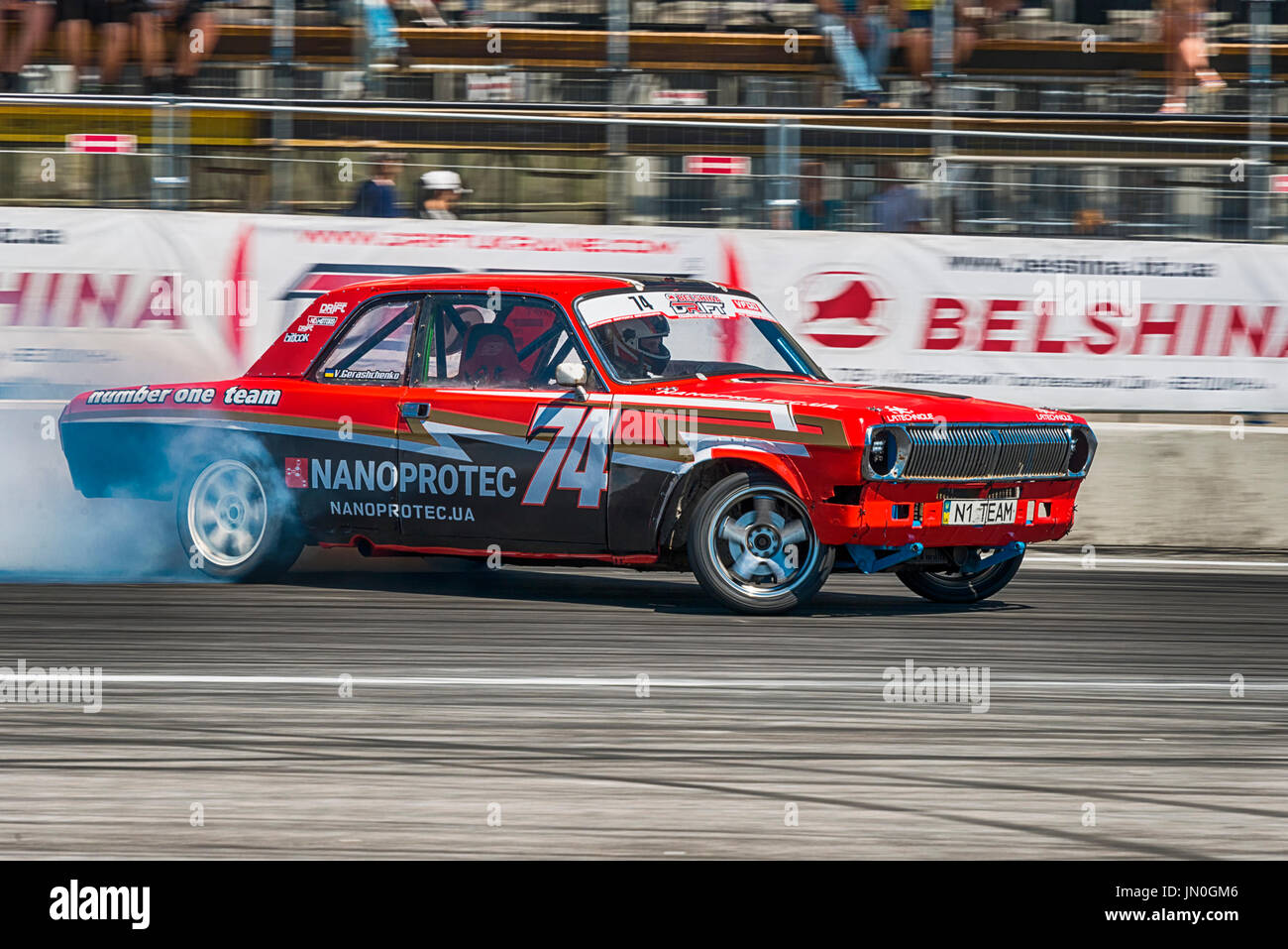 Lviv, Ukraine - 10 juin 2017 : Pas de cavalier sur la marque de voiture - GAZ 24 Volga surmonte la piste dans le championnat d'Ukraine à Lviv en dérive, Ukra Banque D'Images
