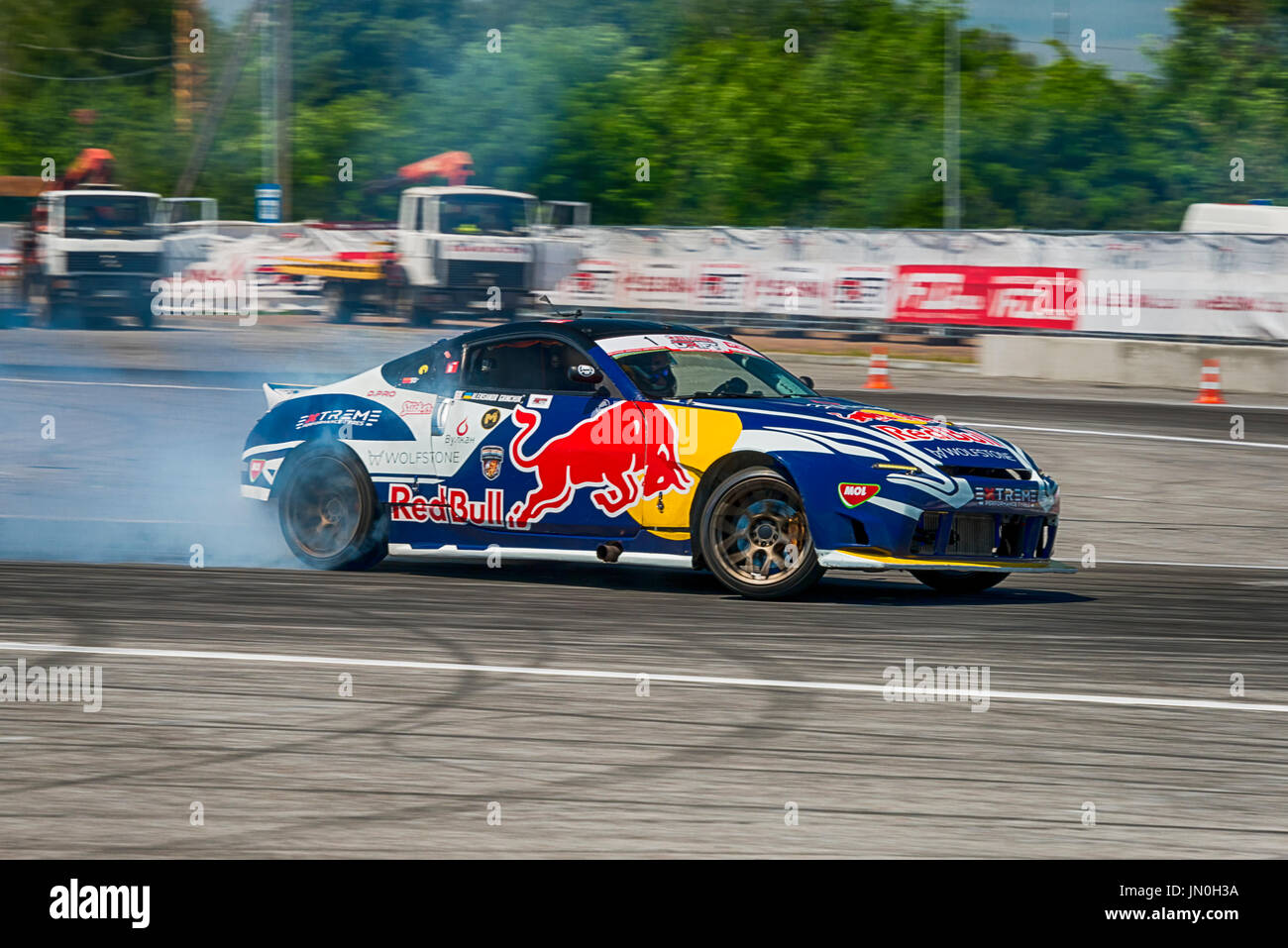 Lviv, Ukraine - 10 juin 2017 : Pas de cavalier sur la marque automobile Nissan surmonte la piste dans le championnat de Lukraine dérivant à Lviv, Ukraine. Banque D'Images