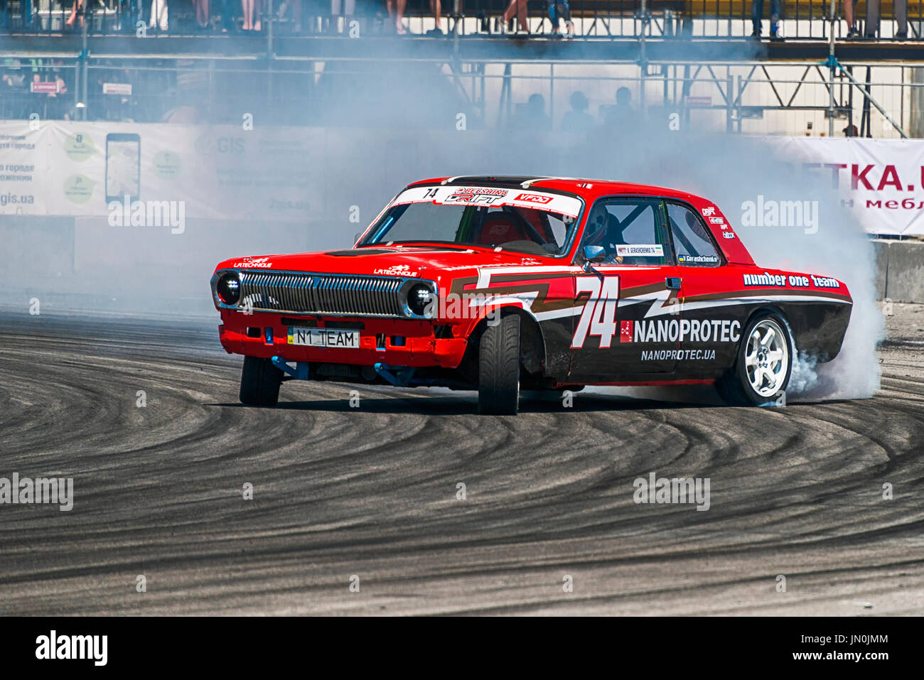 Lviv, Ukraine - 10 juin 2017 : Pas de cavalier sur la marque de voiture - GAZ 24 Volga surmonte la piste dans le championnat d'Ukraine à Lviv en dérive, Ukra Banque D'Images