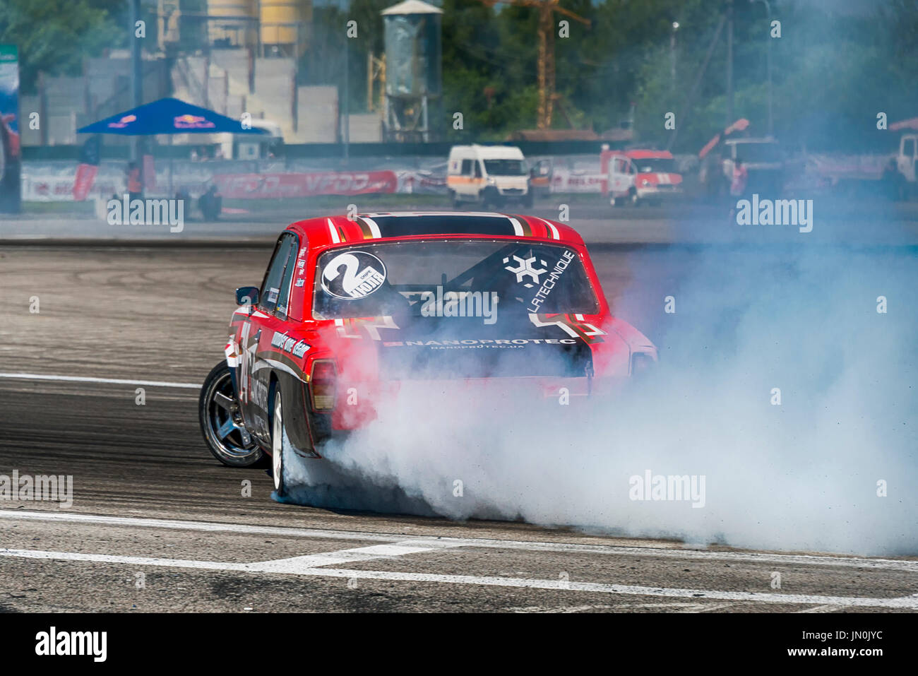 Lviv, Ukraine - 10 juin 2017 : Pas de cavalier sur la marque de voiture - GAZ 24 Volga surmonte la piste dans le championnat d'Ukraine à Lviv en dérive, Ukra Banque D'Images