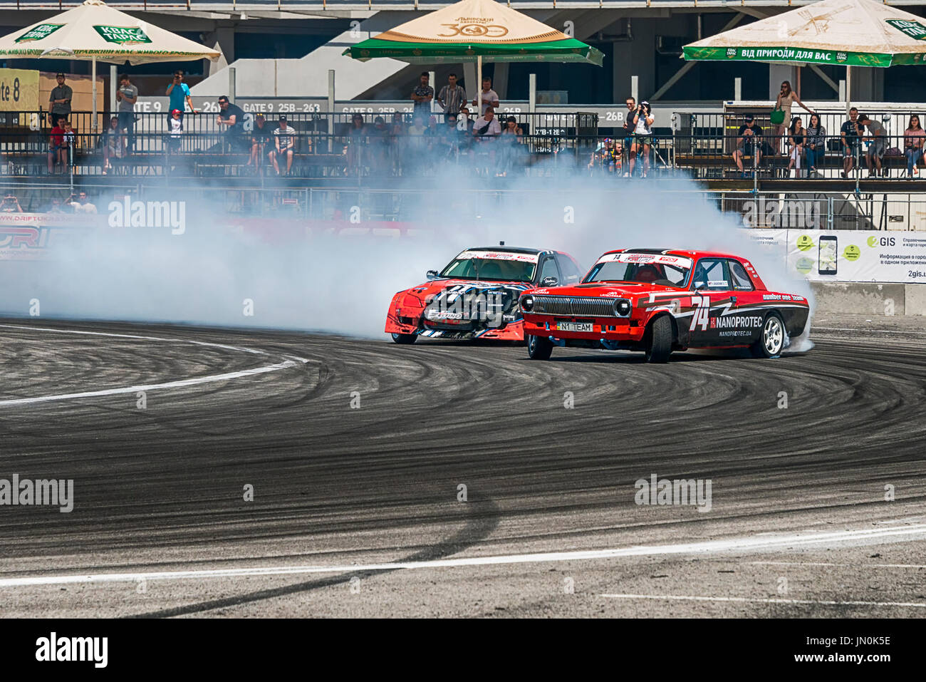 Lviv, Ukraine - 10 juin 2017 : pas de riders sur les voitures marque Honda et gaz-24 Volga surmonte la piste dans le championnat de Lukraine dans la dérive Banque D'Images