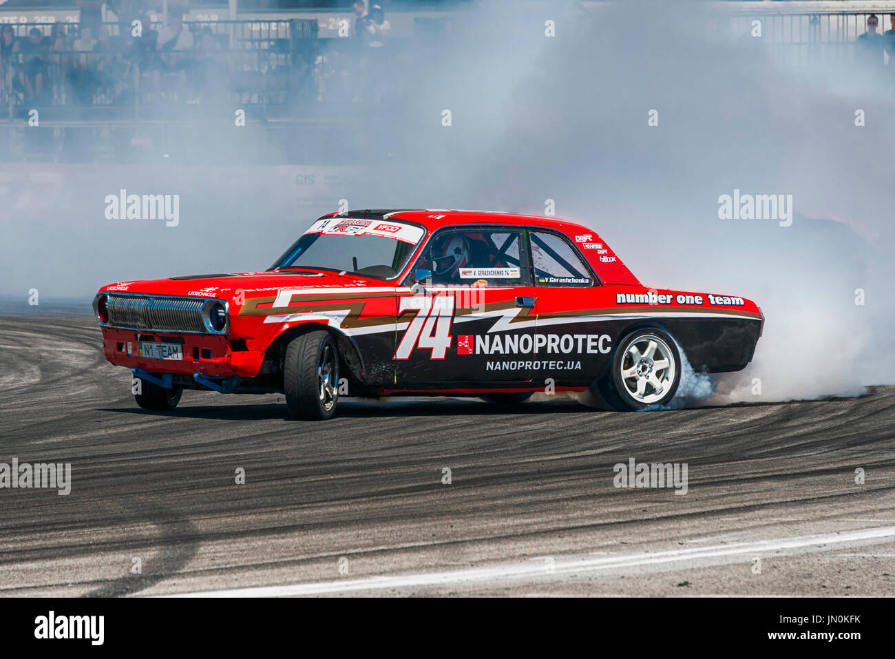 Lviv, Ukraine - 10 juin 2017 : Pas de cavalier sur la marque de voiture - GAZ 24 Volga surmonte la piste dans le championnat d'Ukraine à Lviv en dérive, Ukra Banque D'Images