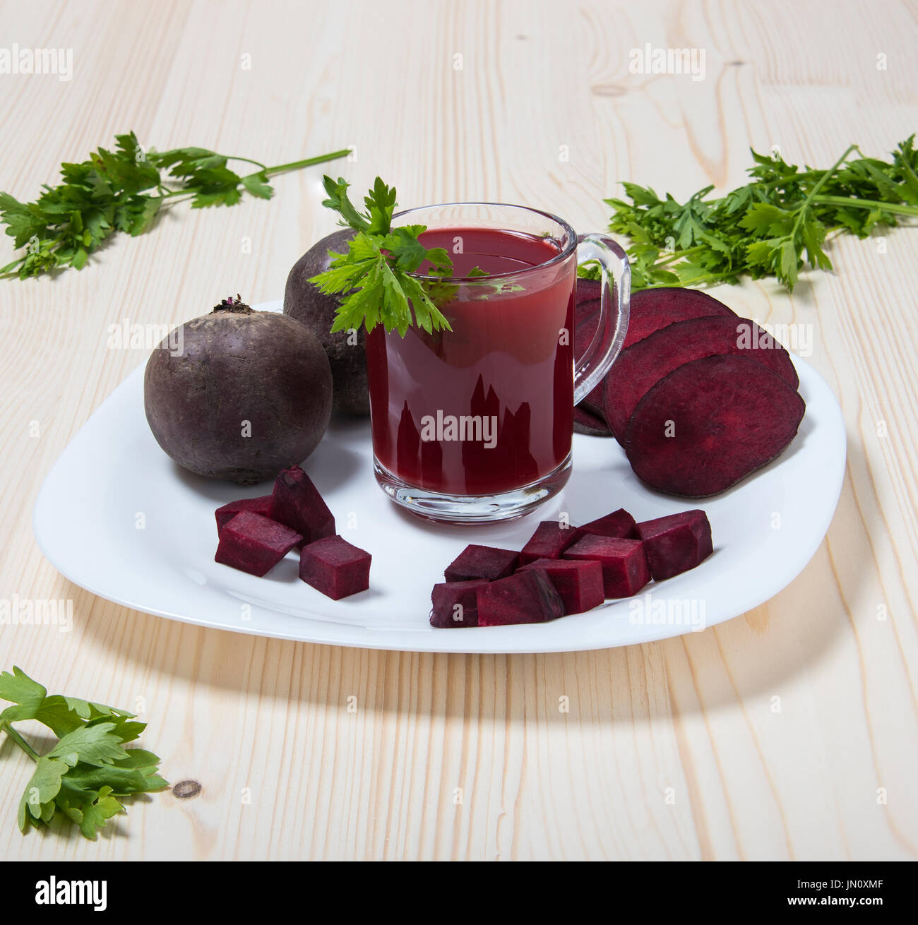 Une tasse de jus de betteraves rouges avec les feuilles de céleri Banque D'Images