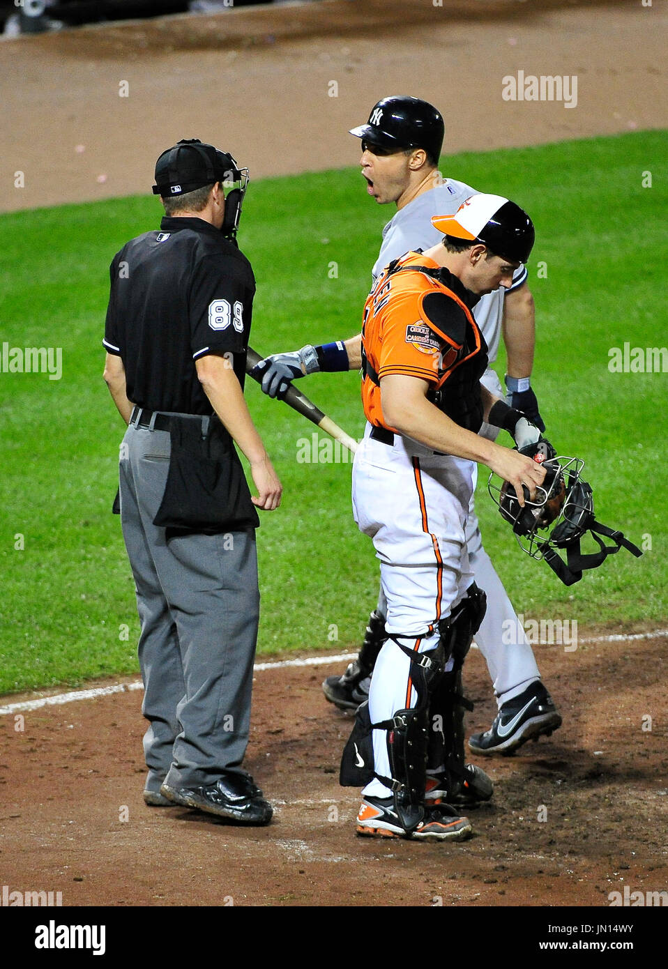 Le joueur de premier but des Yankees de New York Mark Teixeira (25) affirme avec accueil arbitre Cory Blaser (89) après avoir pris une troisième grève dans la huitième manche contre les Orioles de Baltimore à l'Oriole Park at Camden Yards de Baltimore, Maryland le Samedi, Septembre 8, 2012. Les orioles a gagné le match 5 - 4..Credit : Ron Sachs / CNP.(RESTRICTION : NO New York ou le New Jersey Journaux ou journaux dans un rayon de 75 km de la ville de New York) Banque D'Images