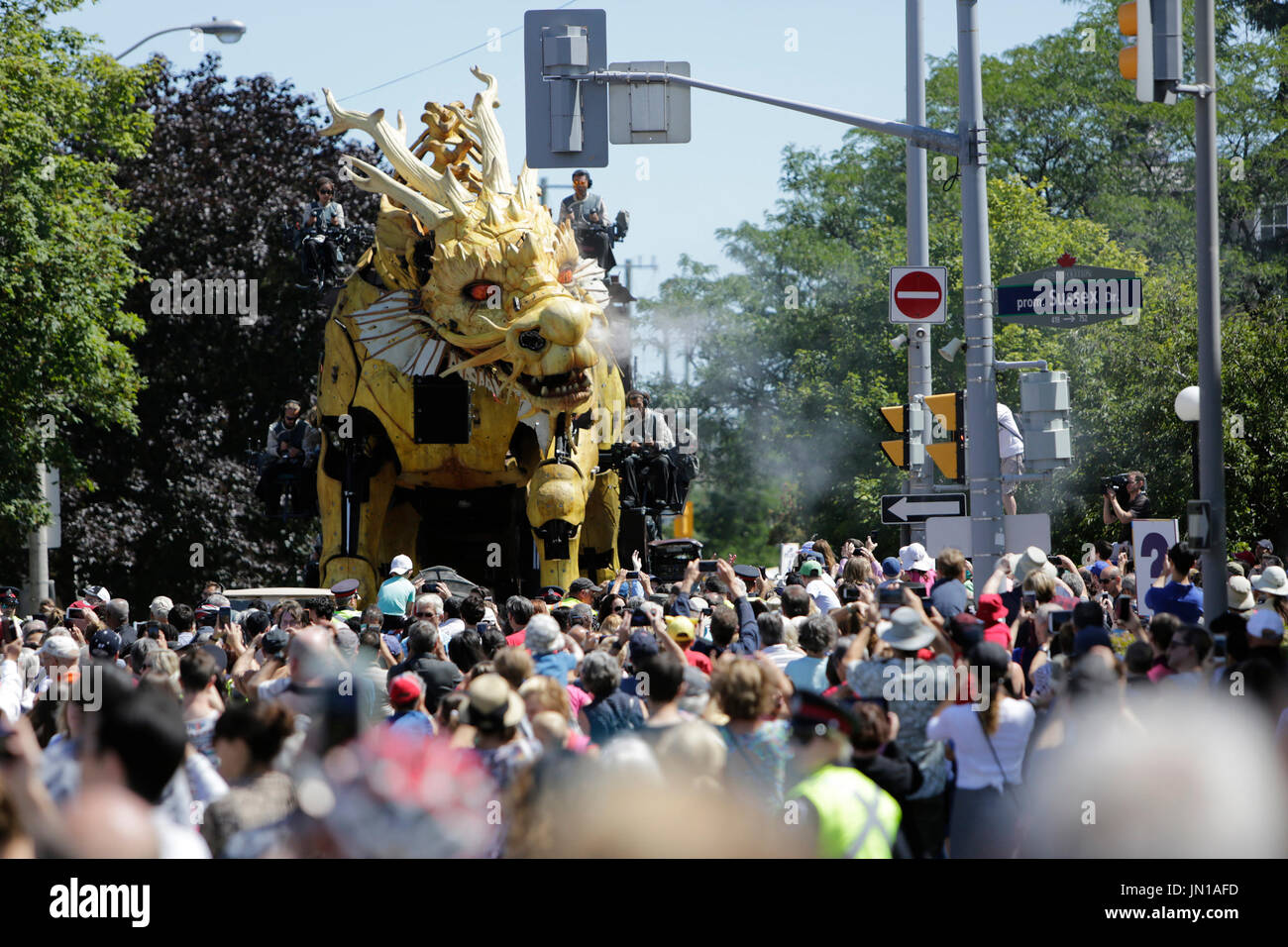 Ottawa, Canada. 28 juillet, 2017. Ma Long, un cheval mythique mécanique géant porté par la compagnie La Machine, prend part à la célébration de l'année du 150e anniversaire du Canada, à Ottawa, Canada le 28 juillet 2017. L'entreprise : La machine amené leurs deux créatures géantes, le cheval-dragon nommé ma longue et l'araignée nommé Kumo, d'errer dans les rues d'Ottawa d'être une partie de la célébration du 150e anniversaire du Canada pour l'année. Crédit : David Kawai/Xinhua/Alamy Live News Banque D'Images