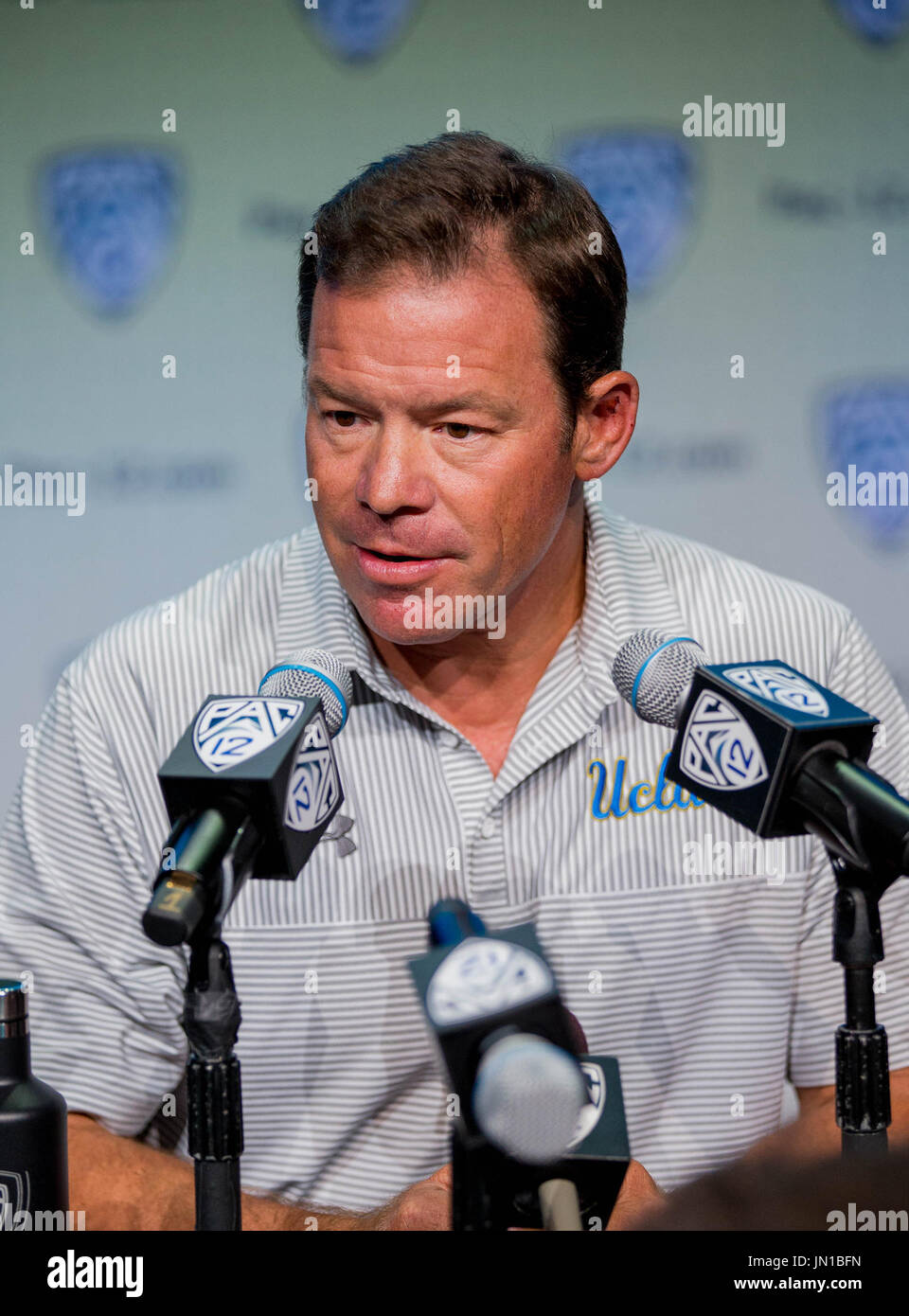 Hollywood, CA. 26 juillet, 2017. L'entraîneur-chef de l'UCLA, Jim Mora Jr. répond à des questions au cours de la journée des médias football Pac-12 le mercredi, Juillet 26, 2017 au Hollywood and Highland, à Hollywood, CA. (Crédit obligatoire : Juan Lainez/MarinMedia.org/Cal Sport Media) (photographe complet, et de crédit crédit obligatoire) : csm/Alamy Live News Banque D'Images