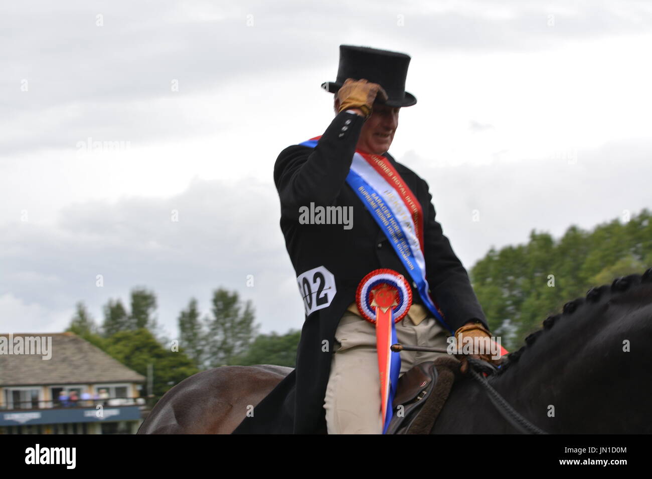 Royal International Horse Show, Hickstead, Sussex. 28 juillet, 2017. ALLISTER HOOD équitation les diamants sont éternels gagnant le cheval Sarrasine Rss Championnat suprême Riding Horse Crédit : Tim Mander/Alamy Live News Banque D'Images