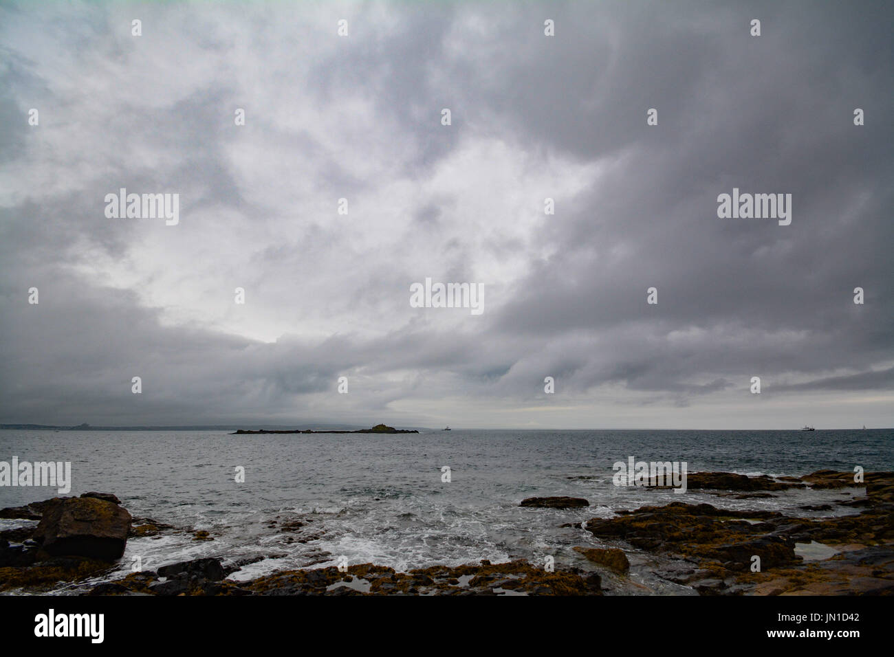 Mousehole, Cornwall, UK. 29 juillet, 2017. Météo britannique. Les nuages orageux planent sur St Clements Isles, à Mousehole. Credit : cwallpix/Alamy Live News Banque D'Images