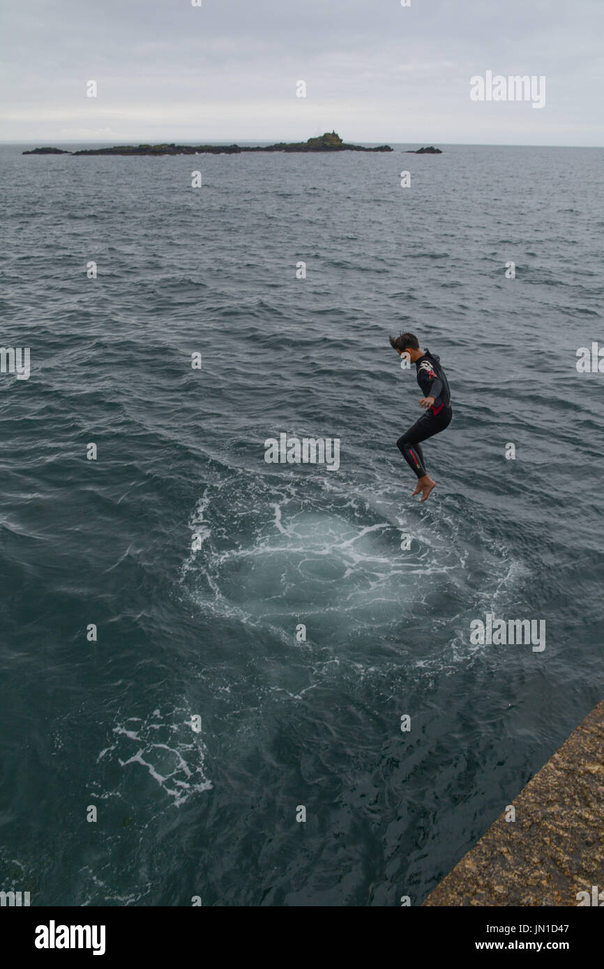 Mousehole, Cornwall, UK. 29 juillet, 2017. Météo britannique. Les gens étaient encore s'amuser à Mousehole, malgré la pluie et les nuages. Credit : cwallpix/Alamy Live News Banque D'Images