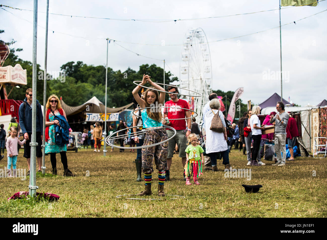 Festival WOMAD, Charlton Park, Wiltshire, Royaume-Uni. 29 juillet, 2017. Scènes de festivaliers profitant de la douceur du climat et le soleil au monde WOMAD ; de la musique, des arts et de la danse. Plus de pluie est prévu cet après-midi, et les averses orageuses et la foudre sont prévues demain. Credit : Francesca Moore/Alamy Live News Banque D'Images