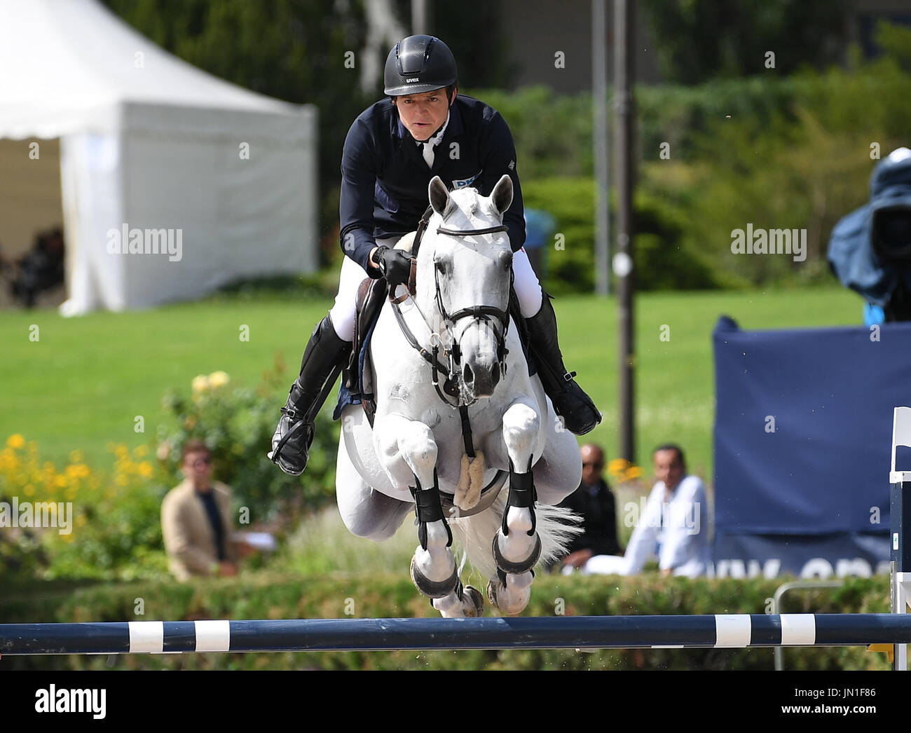 Berlin, Allemagne. 28 juillet, 2017. Saut d'Andreas Kreuzer en action sur son cheval tout au cours de l'événement commandité par AG-DVAG au Global Champions Tour à Berlin, Allemagne, 28 juillet 2017. Cette année, le concours de saut d'ouvert sur le 28 juillet et durera jusqu'à la 30 juillet 2017. Photo : Britta Pedersen/dpa-Zentralbild/ZB/dpa/Alamy Live News Banque D'Images