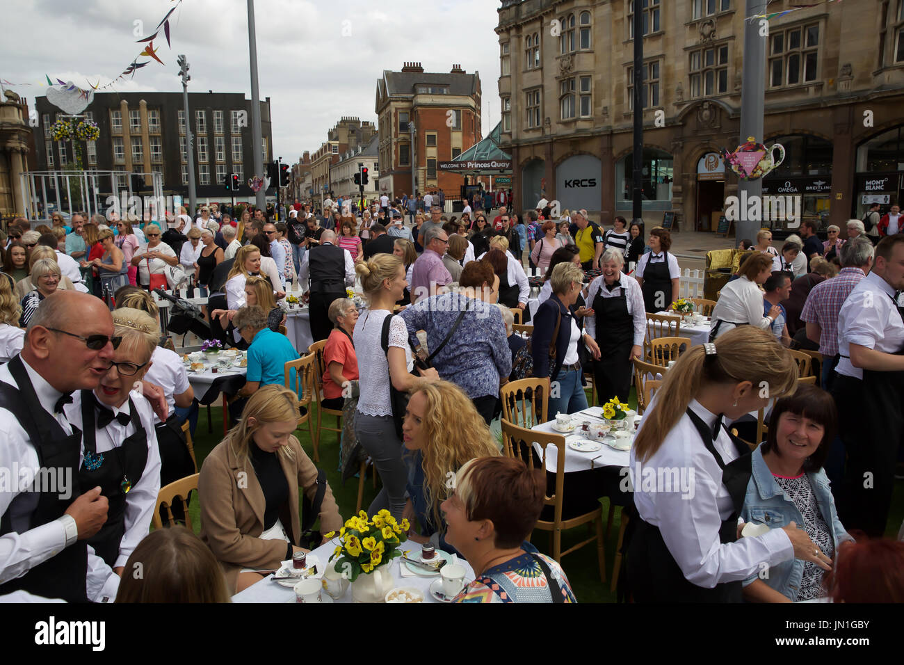 Hull,UK,29 juillet2017,UN Duckie Summer Tea Party a lieu dans le cadre de la Coque 50 LGBT. Amy MC Lamé et ses serveurs servir le thé pour les gens de Hull à l'extérieur de l'Hôtel de Ville. La musique a été fournie par Londres Gay Big Band©Keith Larby/Alamy Live News Banque D'Images