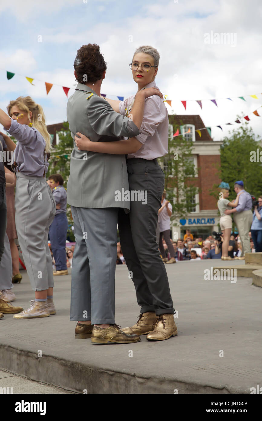 Hull,UK,29 juillet2017,UN Duckie Summer Tea Party a lieu dans le cadre de la Coque 50 LGBT. Amy MC Lamé et ses serveurs servir le thé pour les gens de Hull à l'extérieur de l'Hôtel de Ville. La musique a été fournie par Londres Gay Big Band©Keith Larby/Alamy Live News Banque D'Images