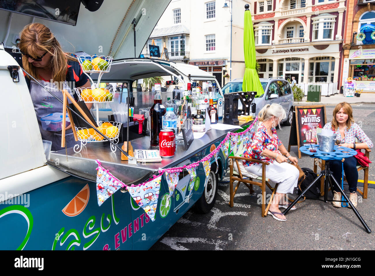 Le camping-car Volkswagen bleue modifiée en un bar mobile, mis en place  avec des boissons et des bouteilles sur le comptoir sur le côté du van à  l'extérieur lors de cas de