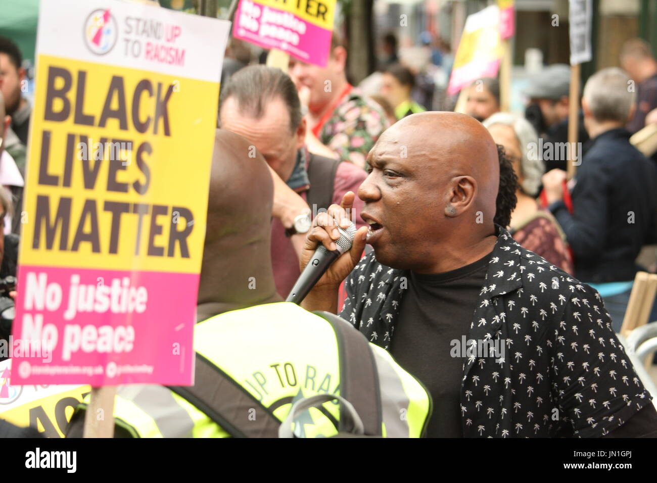 Londres, Royaume-Uni. 29 juillet, 2017. Une manifestation a lieu en dehors de la station de police de Stoke Newington. Appelé par Stand Up au racisme La protestation portait sur la mort récente de Rashan Charles, après qu'il a été abordé par un agent de police, et la mort d'Edson De Costa qui est aussi mort à la suite d'un contact avec la police il y a un mois. L'un des organisateurs de résister au racisme parle à la foule. Roland Ravenhill/ Alamy Live News Banque D'Images