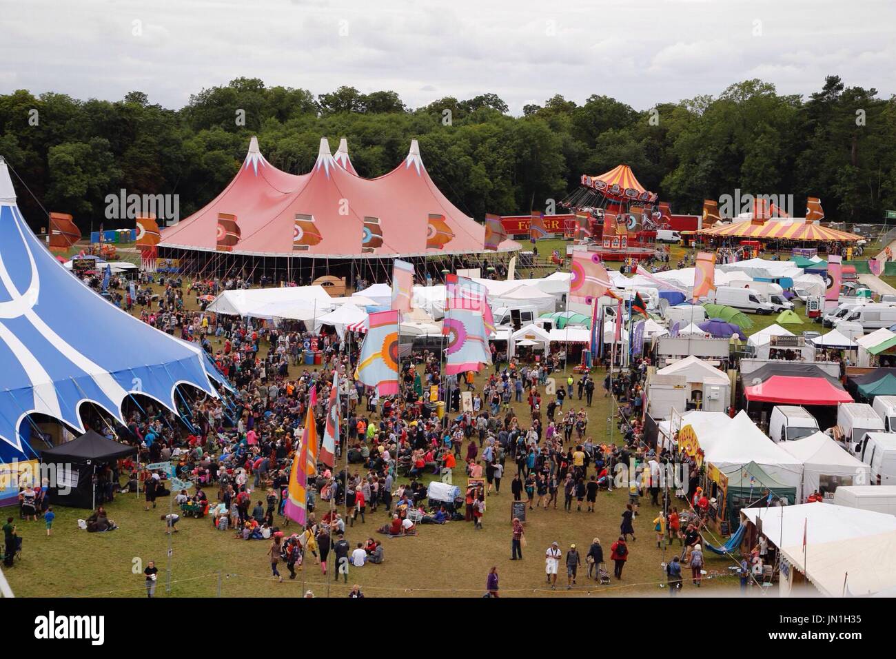 Malmesbury, Wiltshire. 28 juillet 2017. Une attraction unique au festival est le stade où les cultures du monde Yalumba combinent l'excellente nourriture et de la musique. La foule sont réchauffés avec battements de Bollywood et danse avant de déguster un brunch du bhangra. Cette année marque le 35e festival de musique et de danse qui a eu lieu dans le magnifique parc du Charlton Park. Credit : Wayne Farrell/Alamy Live News Banque D'Images