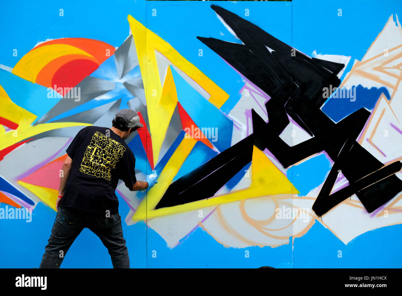 Bristol, Royaume-Uni. 29 juillet, 2017. Un Graffiti artiste travaille sur un morceau de travail. Partie de la Bristol Upfest 2017, le plus important d'Europe, gratuitement, street art & graffiti festival, qui attire plus de 300 artistes peinture 35 endroits de Bristol à partir de 29au 31 juillet 2017 Crédit : Stephen Hyde/Alamy Live News Banque D'Images