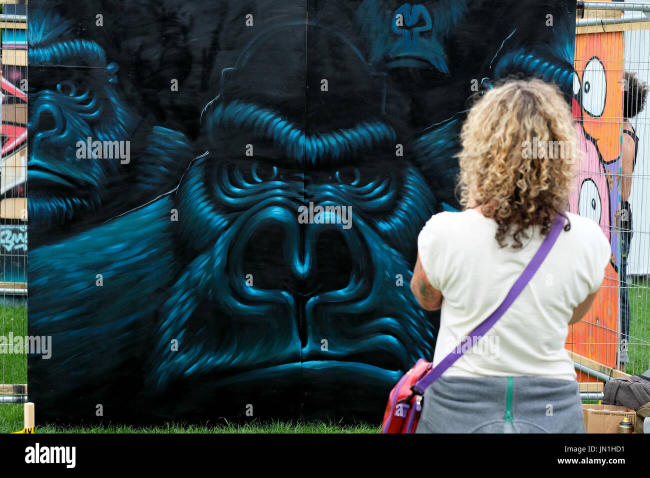 Bristol, Royaume-Uni. 29 juillet, 2017. Un grand gorille regarde une visitorto Upfest 2017 Bristol, le plus important d'Europe, gratuitement, street art & graffiti festival, qui attire plus de 300 artistes peinture 35 endroits de Bristol à partir de 29au 31 juillet 2017 Crédit : Stephen Hyde/Alamy Live News Banque D'Images