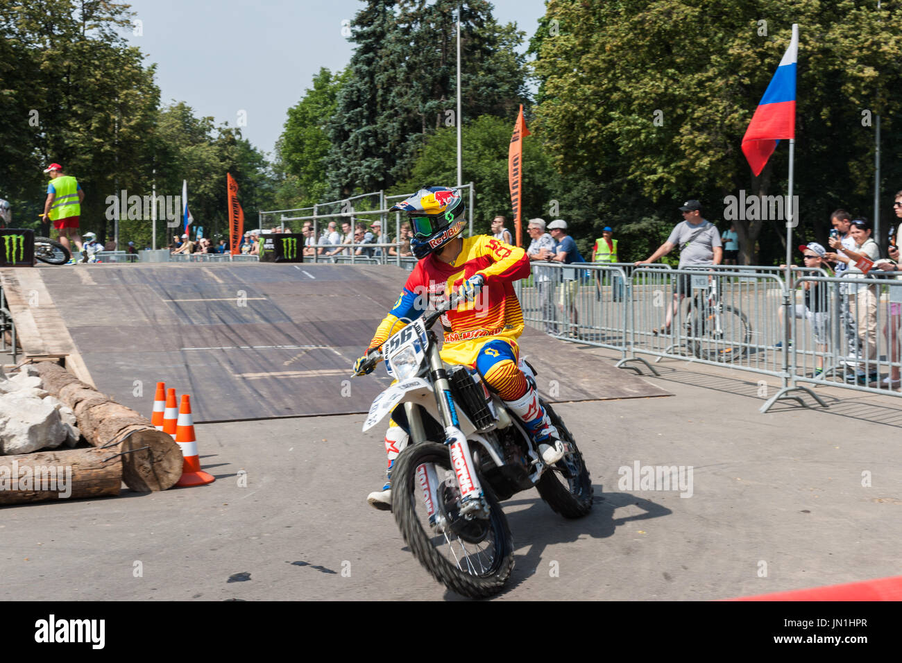 Moscou, Russie, samedi, 29 juillet 2017. Un jour sports festival a lieu au Complexe sportif olympique Luzhniky. Plus de 60 zones de sport sont ouvertes au public gratuitement. Les équipes sportives de plus de 60 pays s'engagent dans la septième Entraînement Championnat du Monde de Freestyle de rue. Freestyle Motocross, cross fit, basket-ball, break dance, parkour, sport extrême, la bicyclette et d'autres concours sont en cours. Le temps est très chaud, à propos de  +30C ( +86F). Moto freestyle concours. Crédit : Alex's Pictures/Alamy Live News Banque D'Images