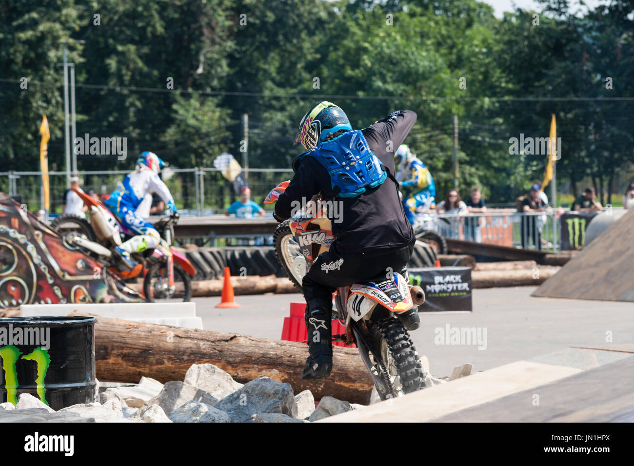 Moscou, Russie, samedi, 29 juillet 2017. Un jour sports festival a lieu au Complexe sportif olympique Luzhniky. Plus de 60 zones de sport sont ouvertes au public gratuitement. Les équipes sportives de plus de 60 pays s'engagent dans la septième Entraînement Championnat du Monde de Freestyle de rue. Freestyle Motocross, cross fit, basket-ball, break dance, parkour, sport extrême, la bicyclette et d'autres concours sont en cours. Le temps est très chaud, à propos de  +30C ( +86F). Moto freestyle concours. Crédit : Alex's Pictures/Alamy Live News Banque D'Images