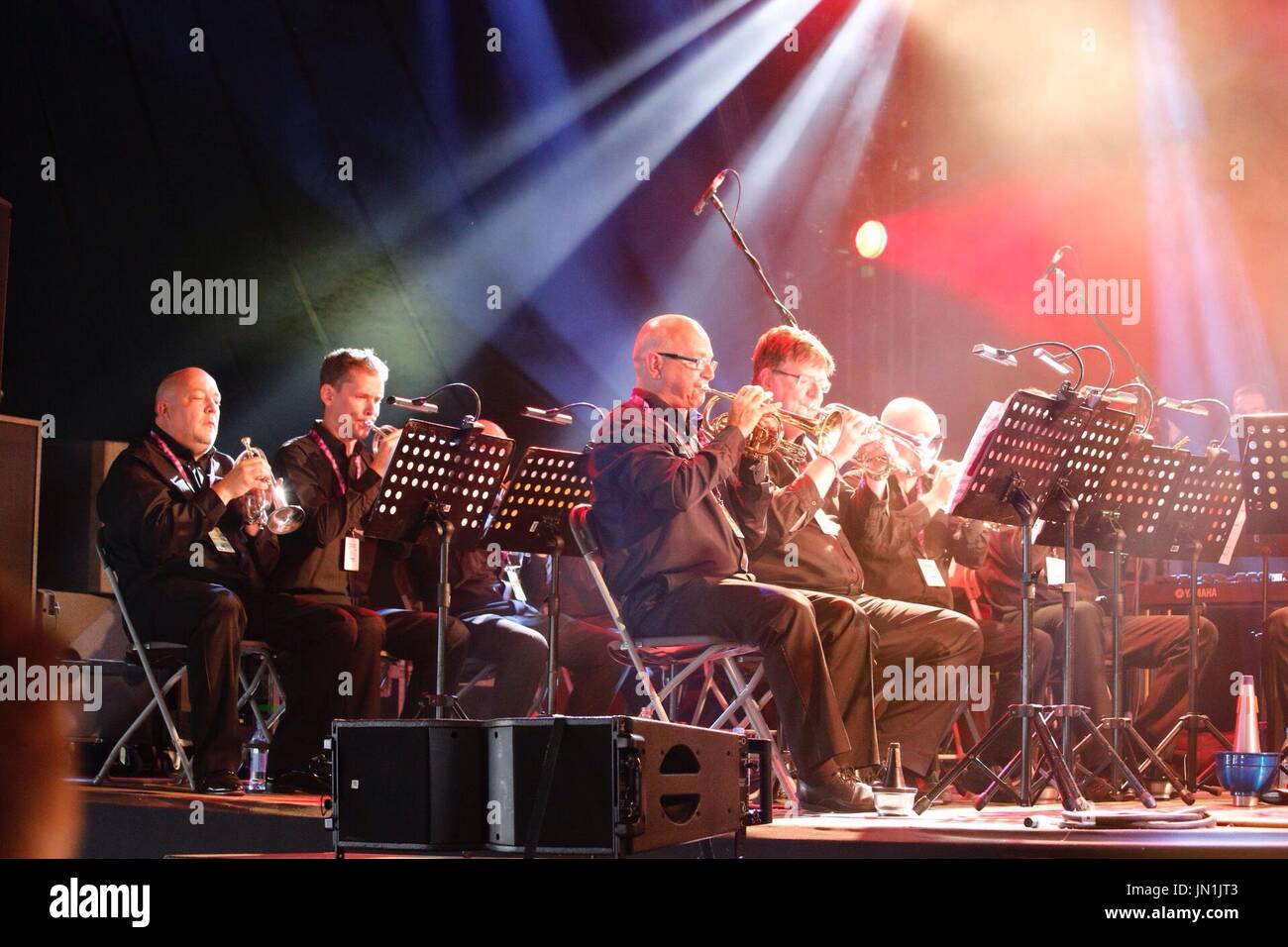 Malmesbury, Wiltshire. 29 juillet 2017. Hannah Peel et tubulaire en laiton. Une collaboration moderne dimensions de l'influence de l'album Tubular Bells classique mais repensé avec un morceau complet brass band band emmené par electronics wiz Hannah Peel. Cette année marque le 35e festival de musique et de danse qui a eu lieu dans le magnifique parc du Charlton Park. Credit : Wayne Farrell/Alamy Live News Banque D'Images