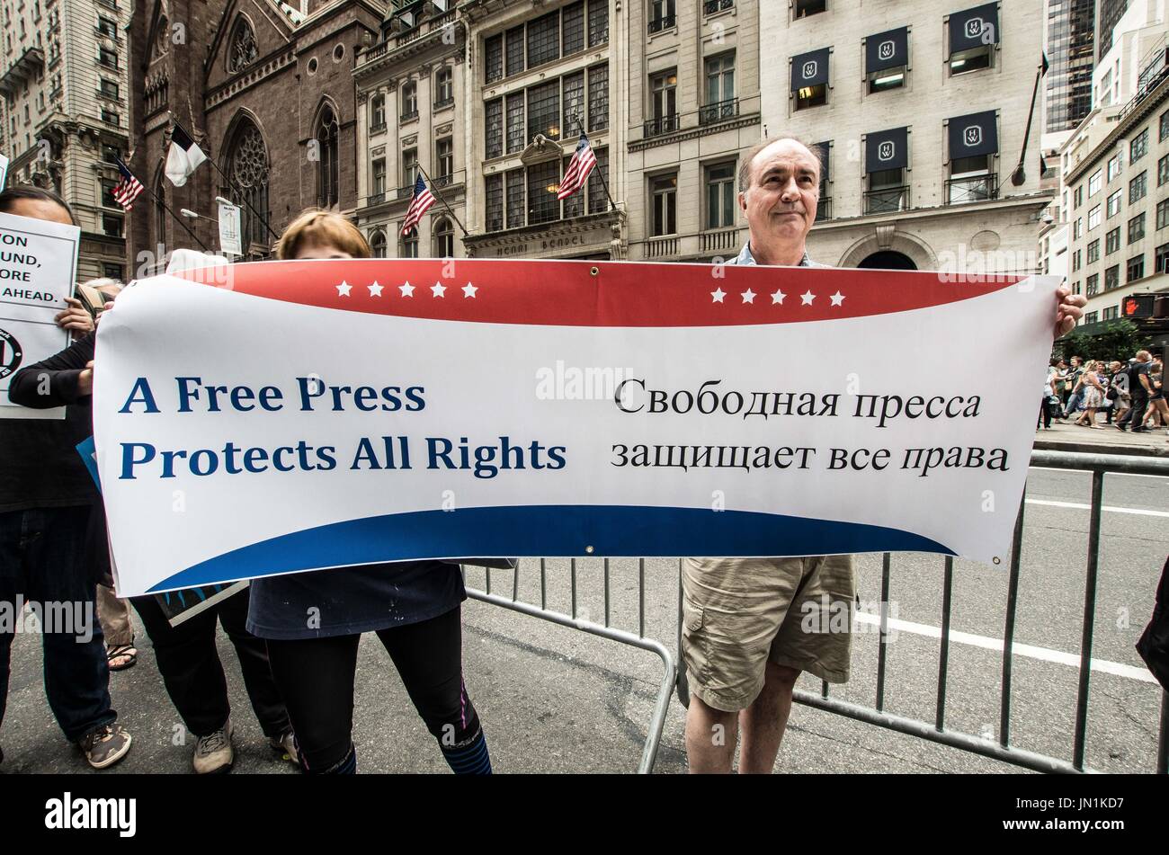 New York, New York, USA. 29 juillet, 2017. Les New-Yorkais ont protesté à la Trump Tower à l'encontre des efforts déployés par l'Administration d'atout et les républicains de démanteler la Loi sur les soins abordables, également connu sous le nom de :. Plusieurs centaines réunis sous le nom de ''Marche pour la vie'' et l'organisateur était un groupe connu comme ''américains contre Trump''. Malgré les projets de loi ayant été rejeté, les attaques devraient se poursuivre. Credit : Sachelle Babbar/ZUMA/Alamy Fil Live News Banque D'Images