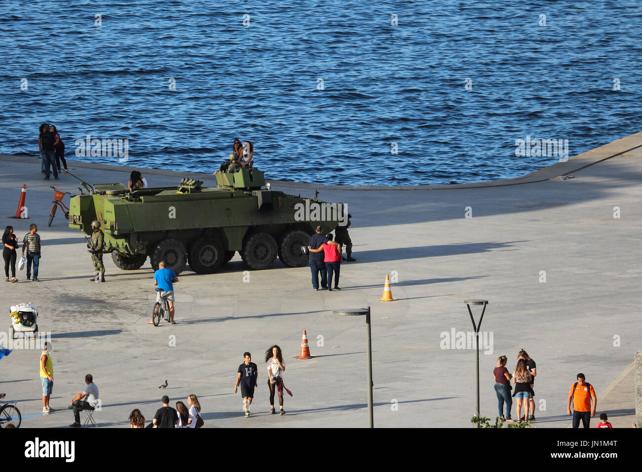 Rio de Janeiro, Brésil. 29 juillet, 2017. Après l'effondrement des systèmes de sécurité publique, le gouvernement fédéral est intervenu avec environ 10 000 Marine, l'armée et de la Force aérienne afin d'assurer la sécurité publique et de lutte contre le trafic de drogue et le vol de marchandises dans l'État de Rio de Janeiro. Dans l'image : véhicule militaire blindé amphibie de type, des Marines du Brésil. Credit : Luiz Souza/Alamy Live News Banque D'Images